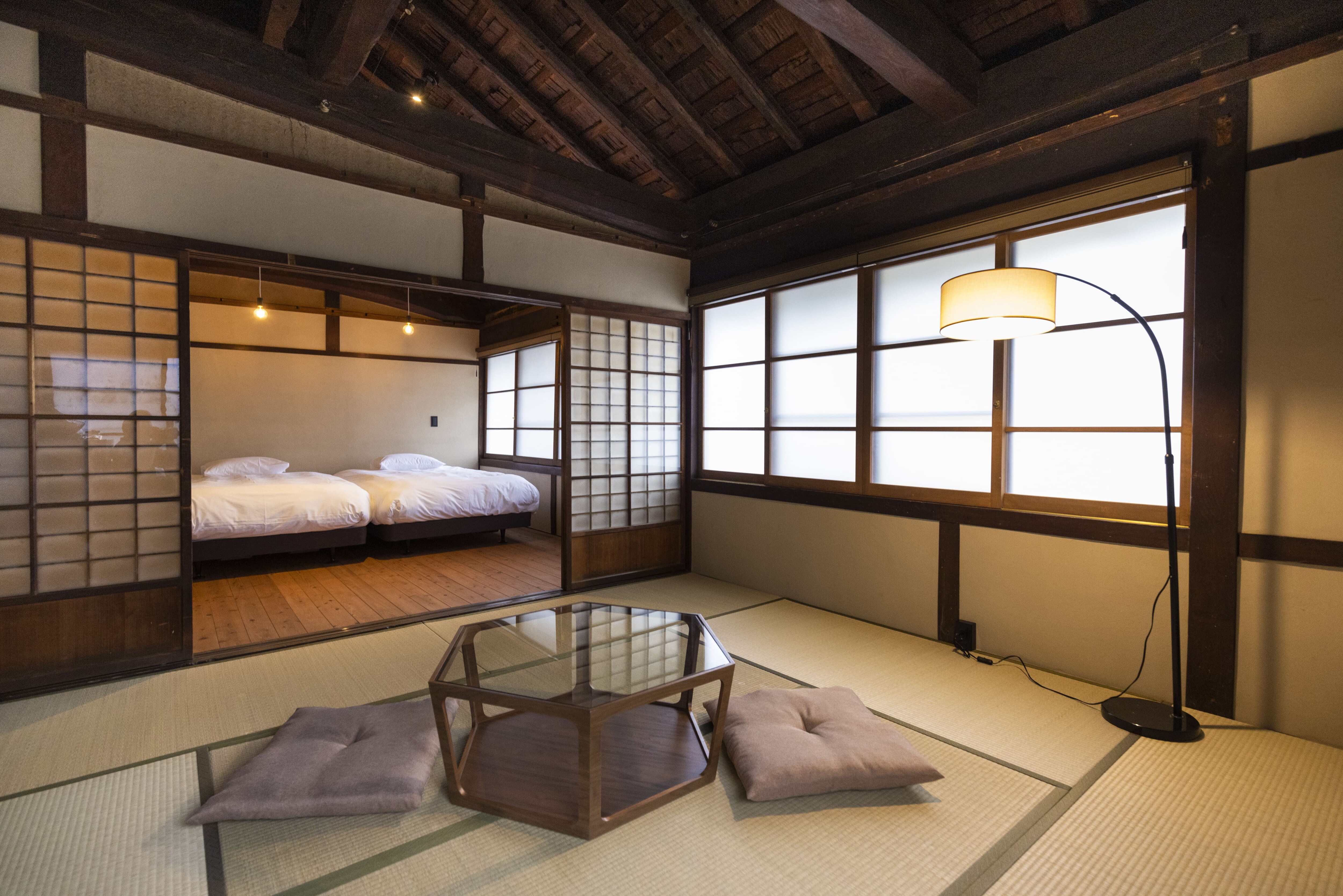 房間氛圍開放,天花板很高,最初那個時代留下的厚重橫樑引人注目。