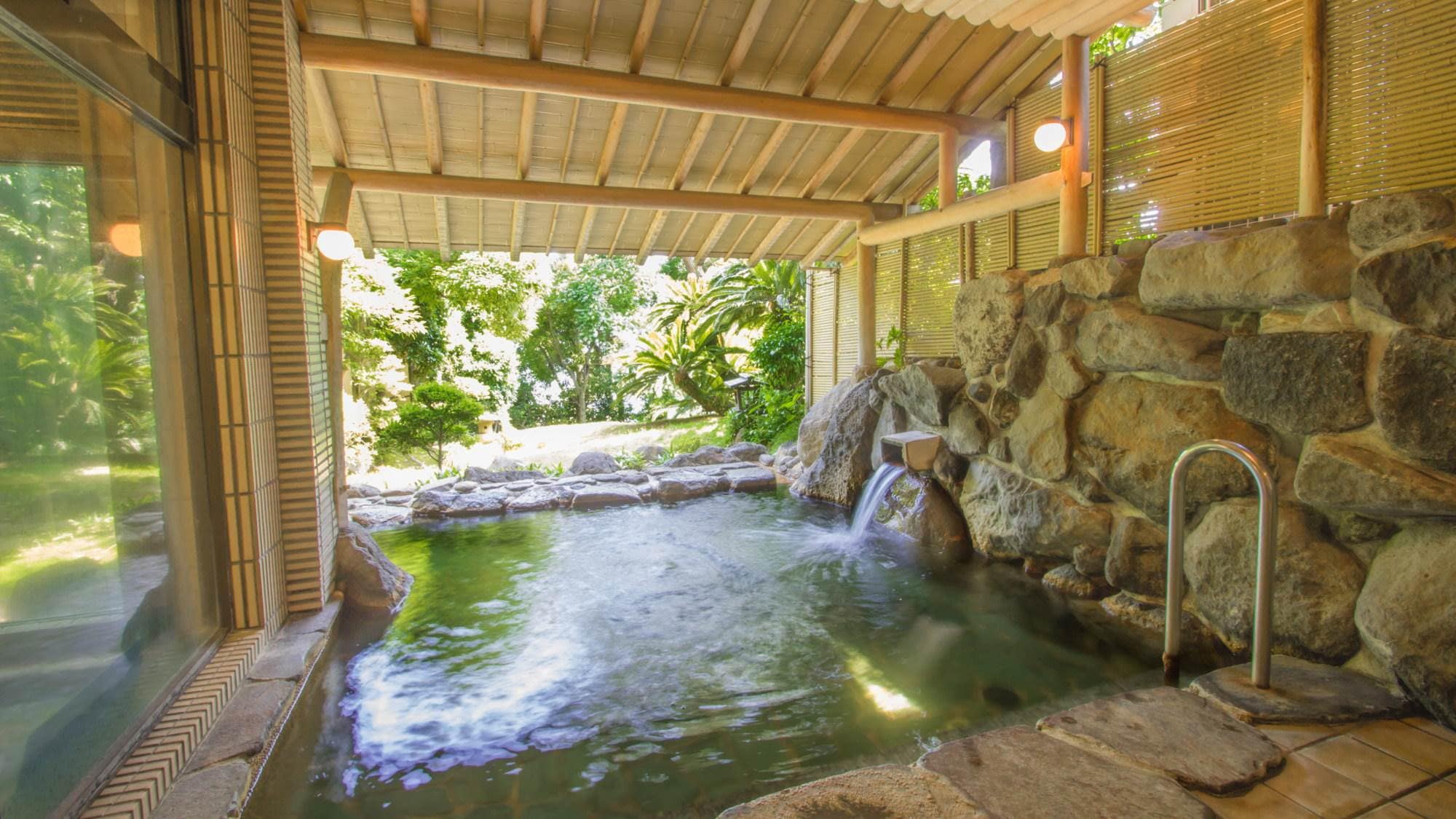 "Hinoki no Yu" (open-air bath) Please relax and enjoy the view of the garden.