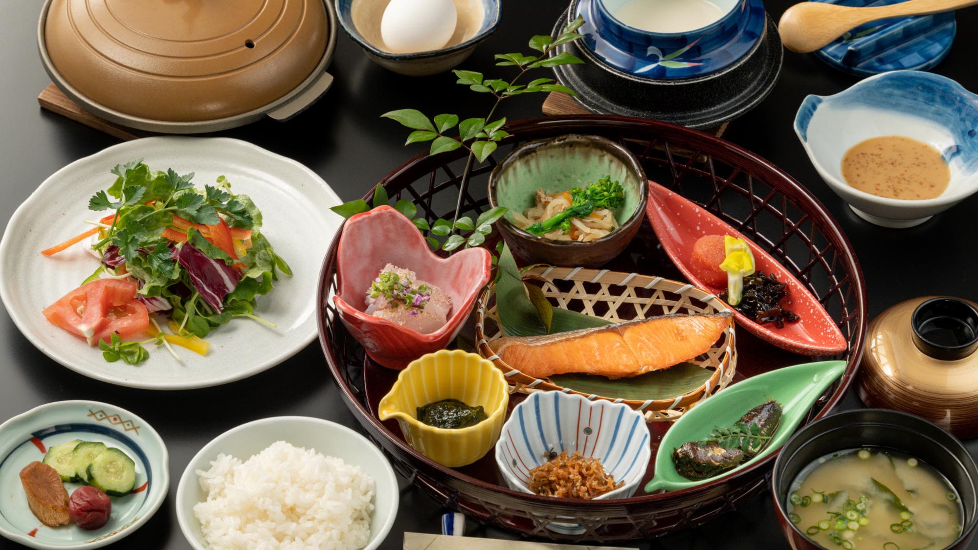 早餐：味噌汤配大量蔬菜、九州豆浆豆腐、肥美的烤鱼……美味又健康的早餐！