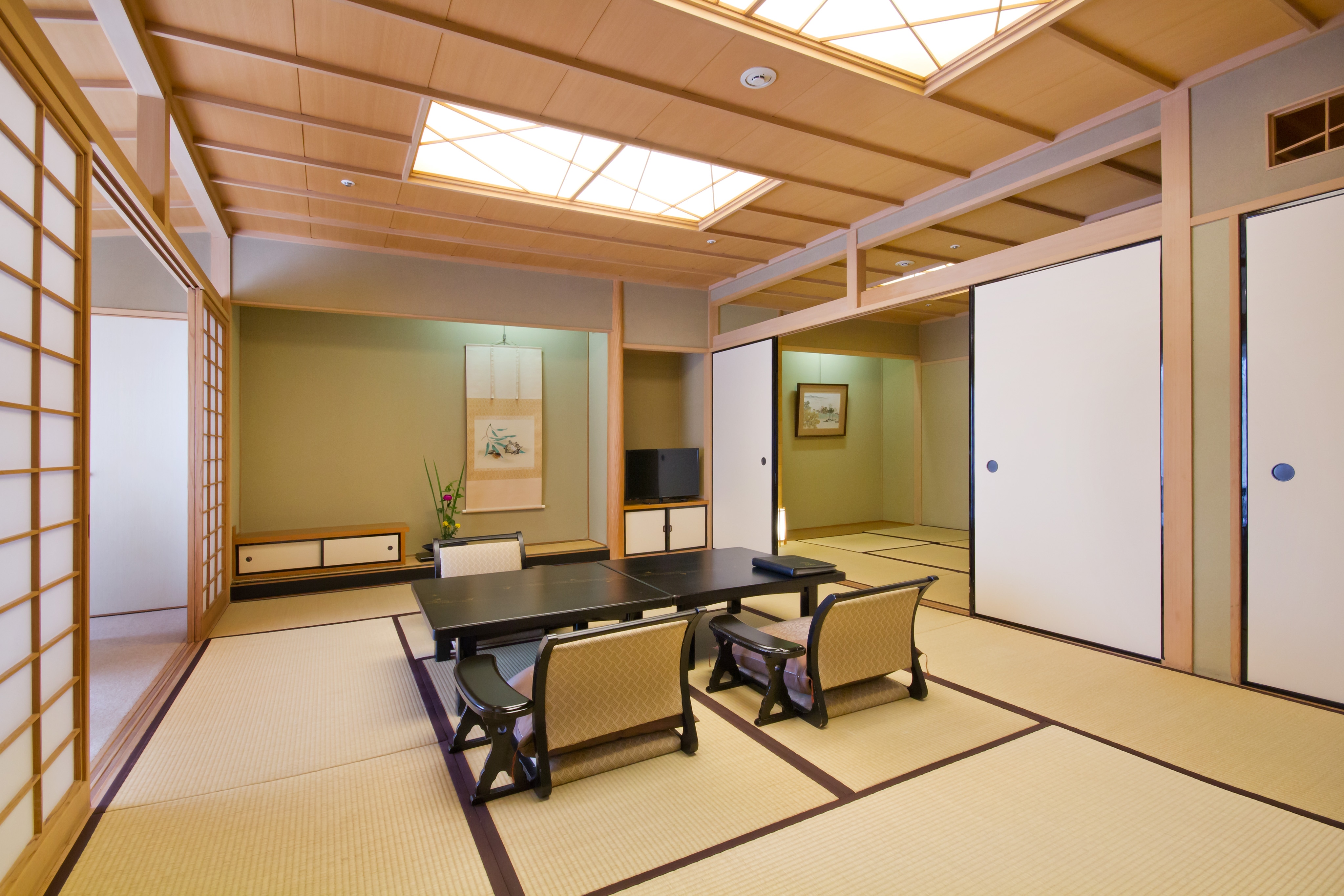 Japanese-style room 12 tatami mats + 5 tatami mats