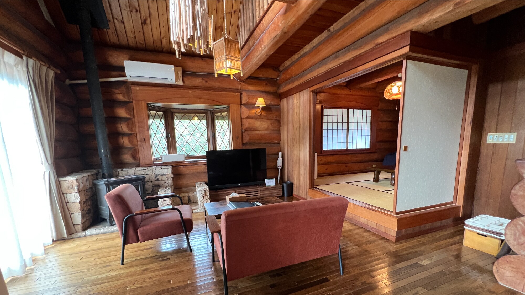 [อิซุ สกายไลน์ 208] ห้องนั่งเล่นและรับประทานอาหาร