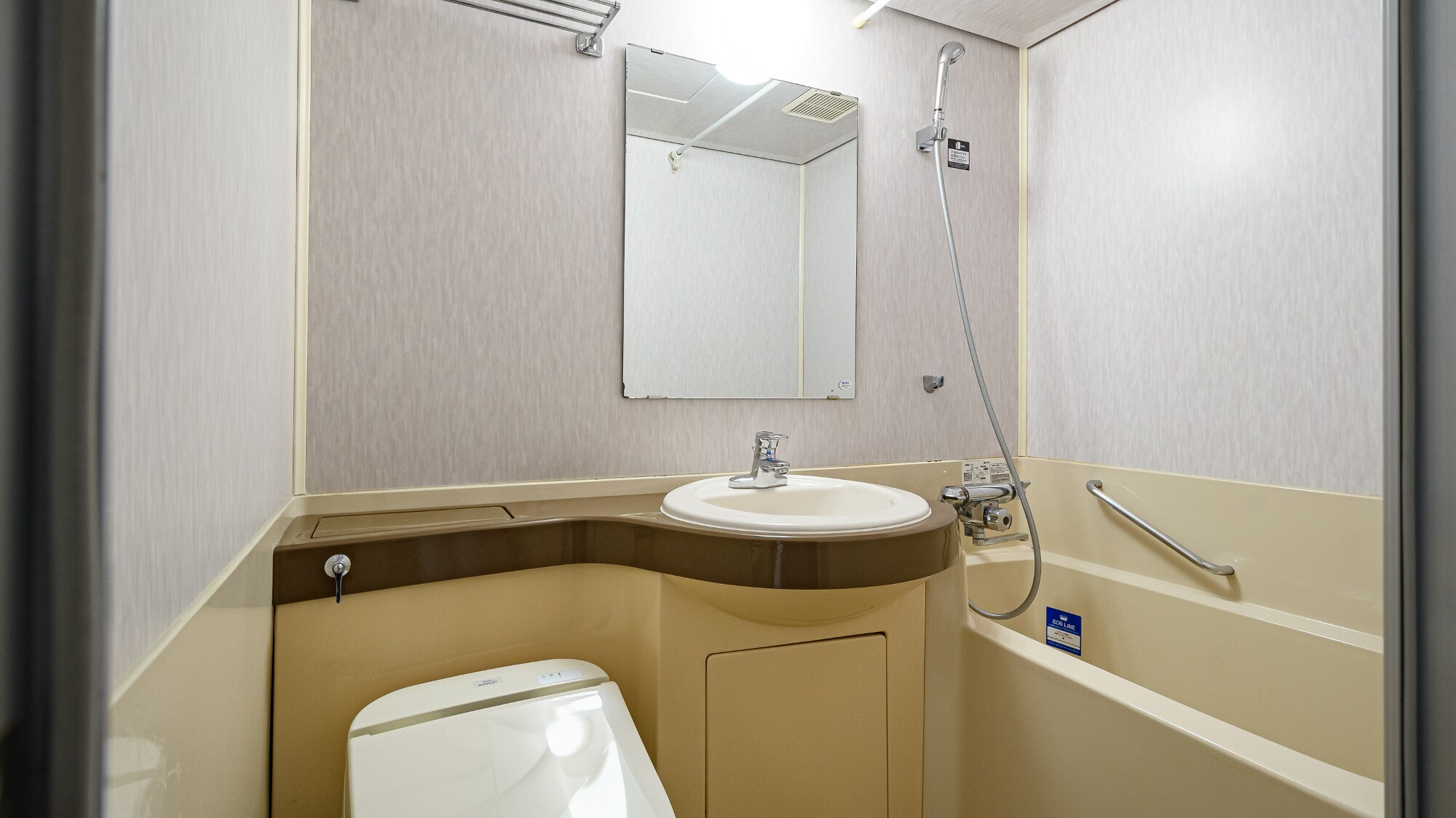guest room bathroom