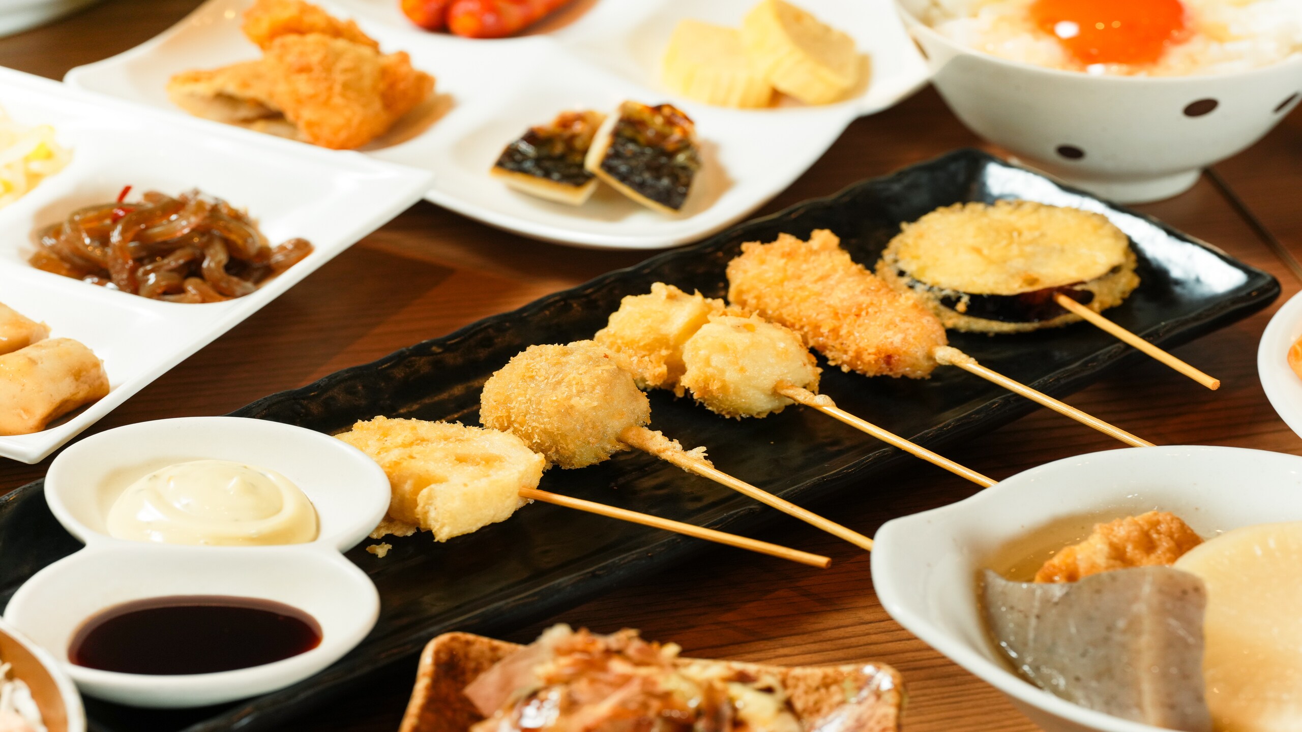 오사카 명물의 꼬치 커틀릿이나 타코야키도 드실 수 있습니다