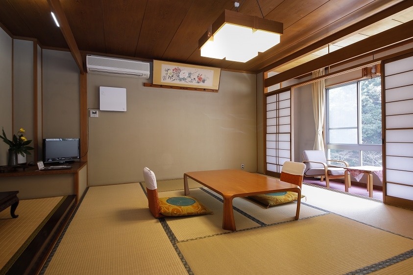 Room on the 3rd floor. The scenery on the opposite bank changes with the four seasons. (Yumesui-an)