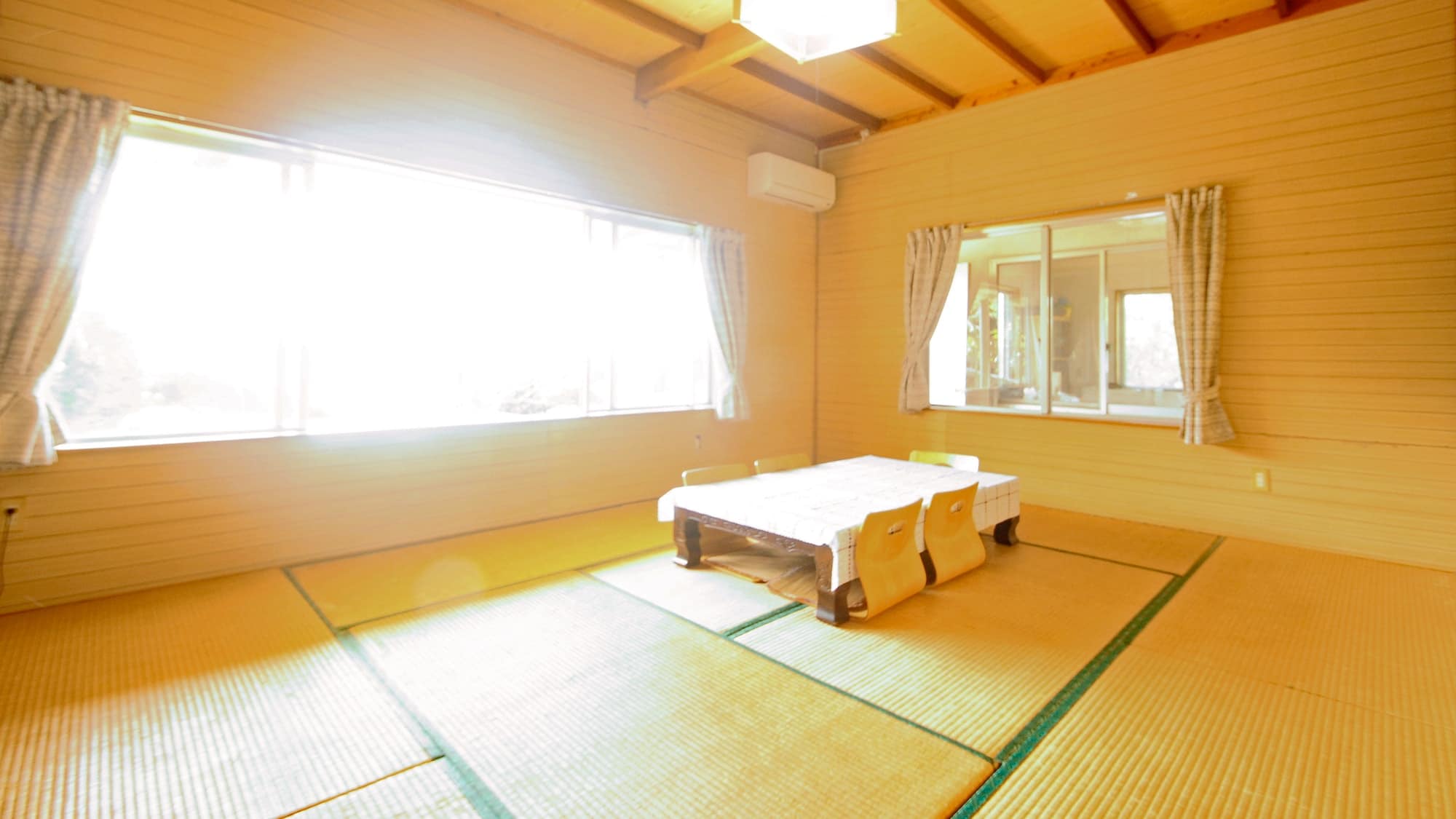 [Pension Japanese-style room, 12 tatami mats (shared shower and toilet)] Can accommodate up to 4 people.