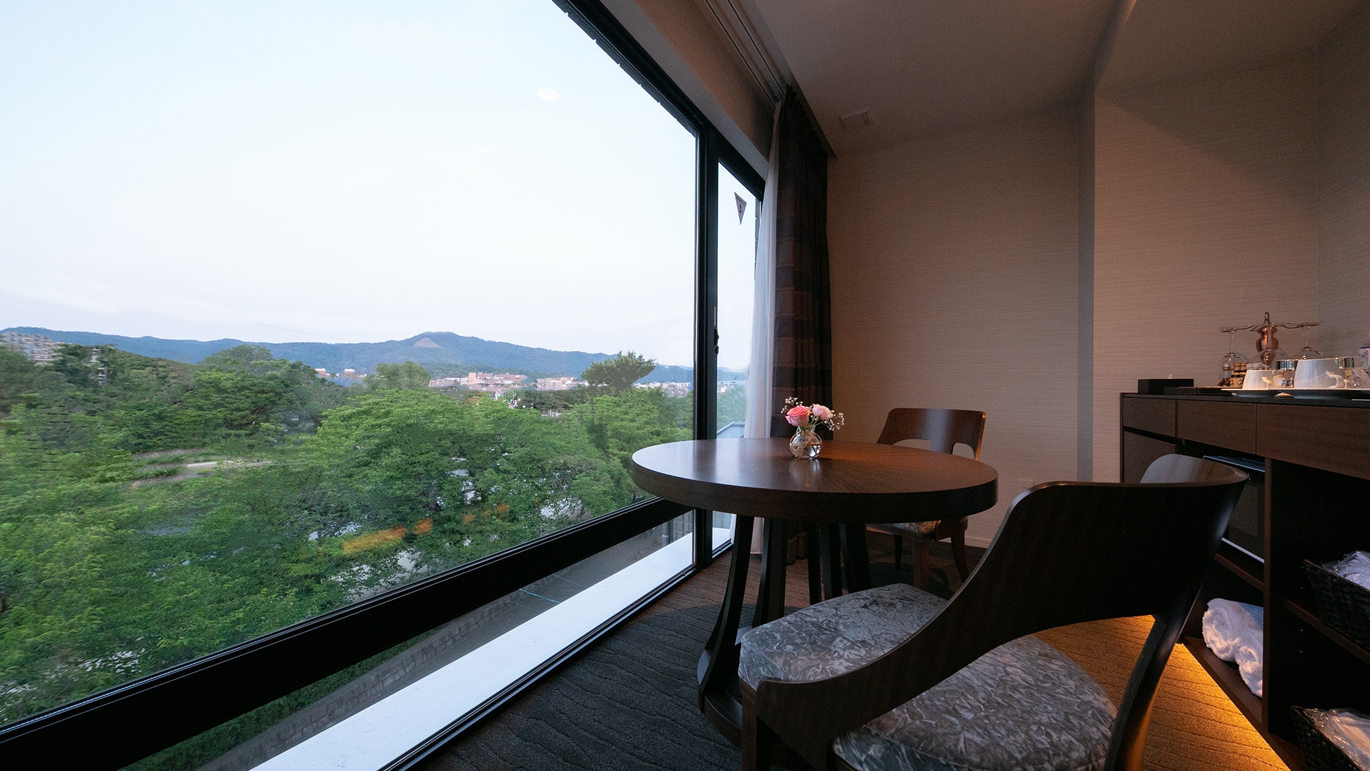 《Riverto Suite》 Outside the large windows, you can see the beautiful flow of the Kamo River, deep forests, and the mountains that are hazy in purple in the early morning.