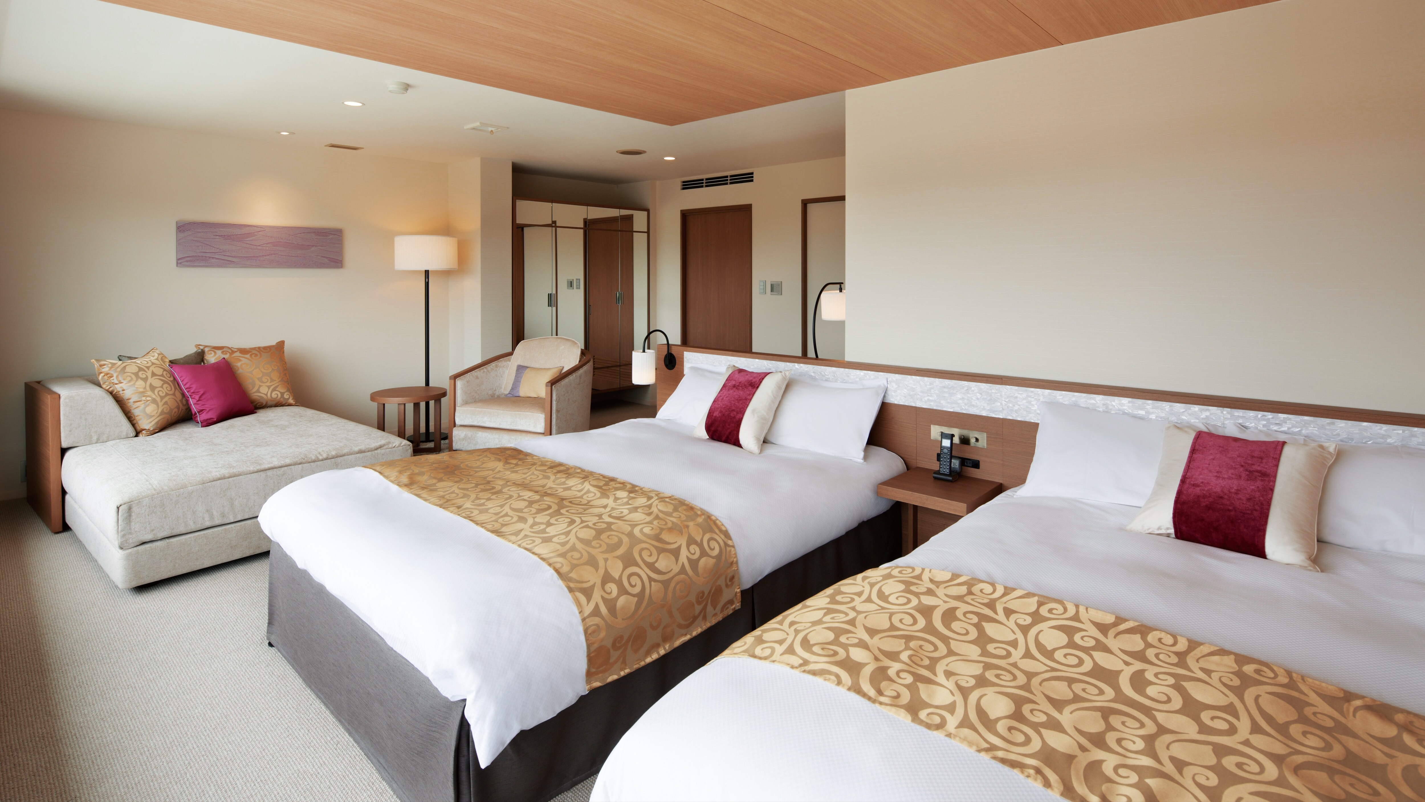 [Premier Deluxe Room] This is a special room limited to 8 rooms equipped with a coffee maker and a night steamer.