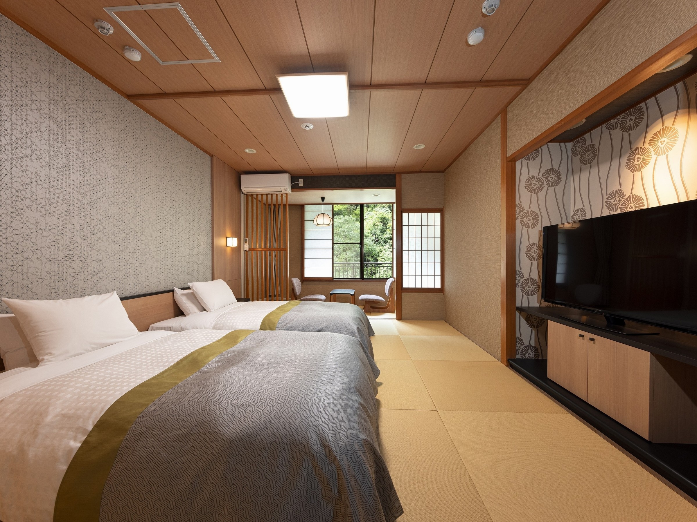 【일본식 트윈 일례】 다다미 위에 시몬스 세미 더블 침대가 2 대, 50 형의 큰 TV