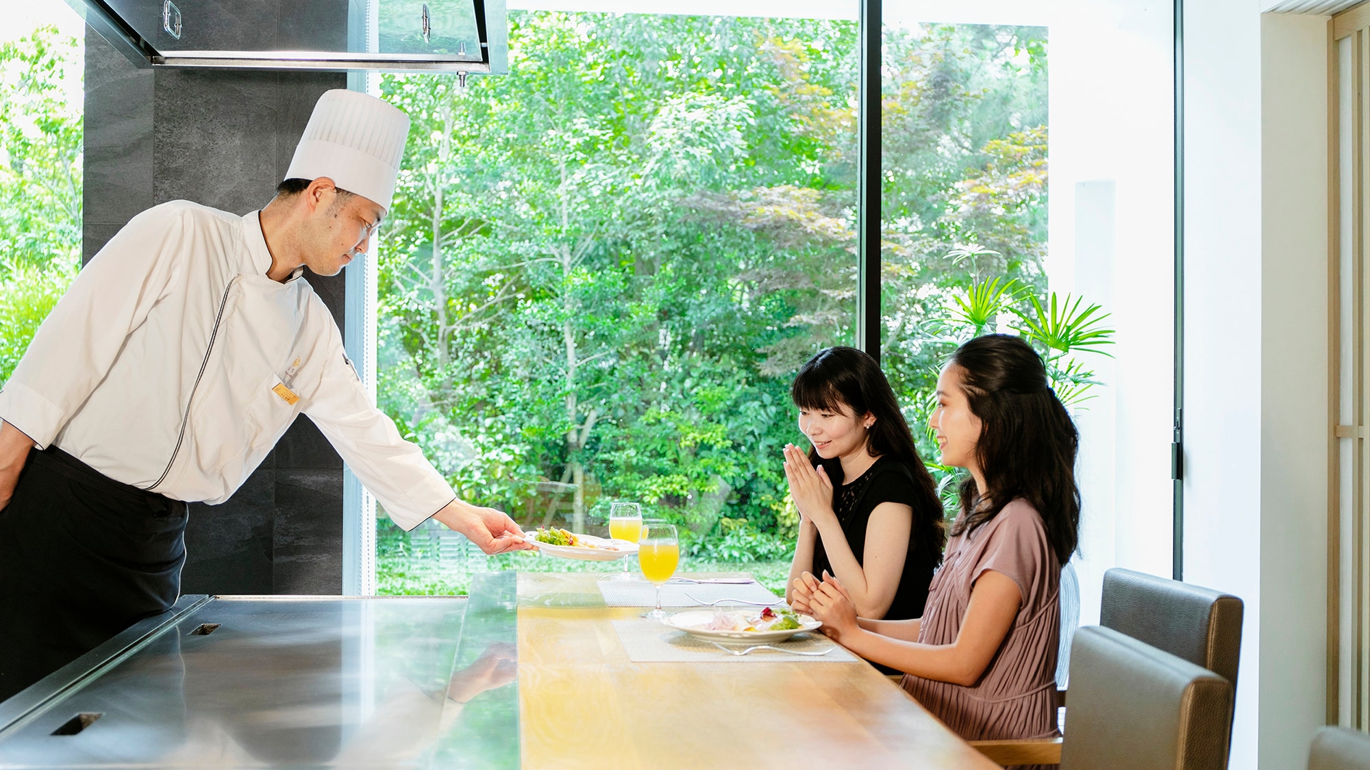 A la carte for breakfast with a choice of Japanese and Western styles. How about a “freshly made dish” cooked in front of you with sparkling wine?