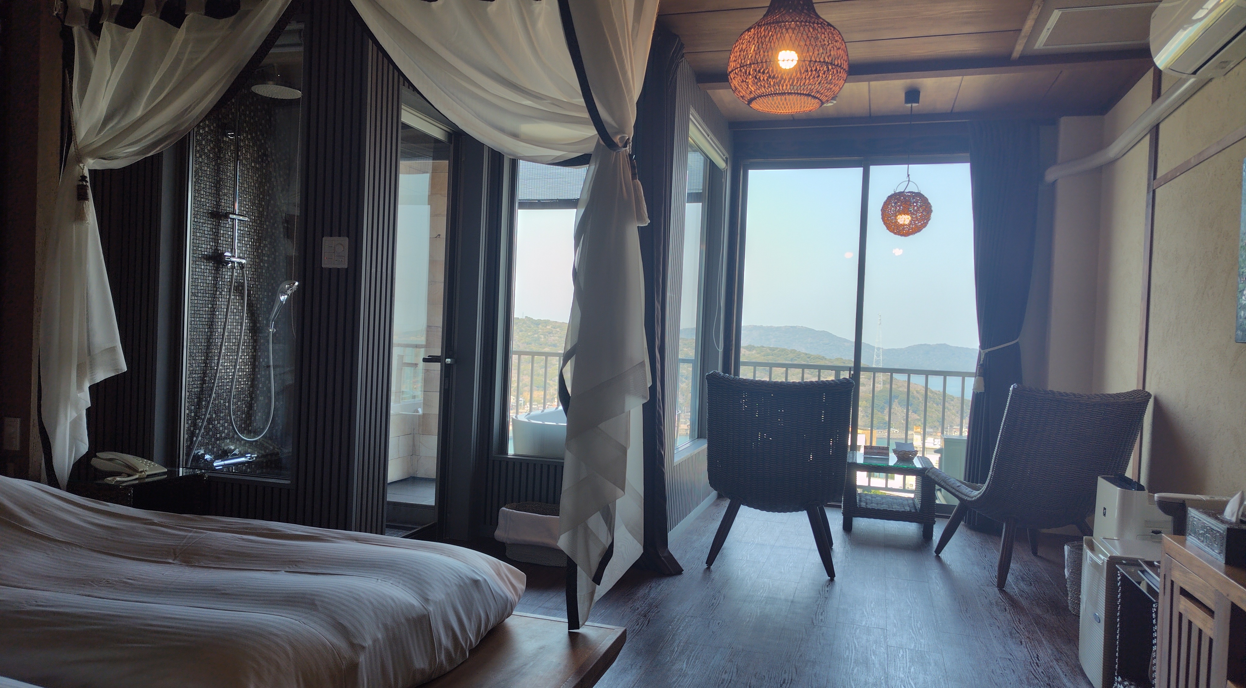 Guest rooms with open-air baths overlooking Toba Bay