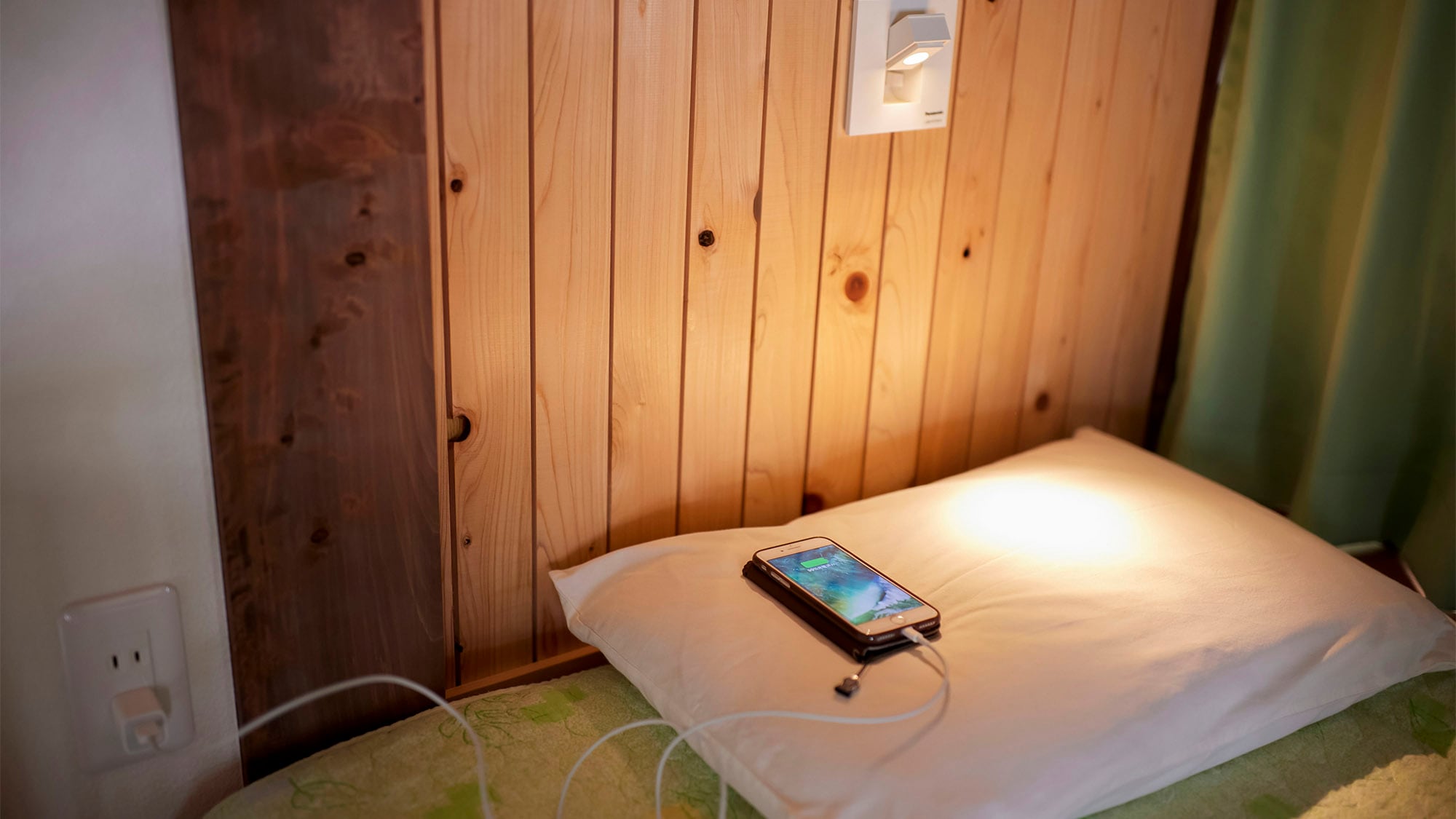 ・[Guest room example] Loft with a convenient power outlet at the bedside