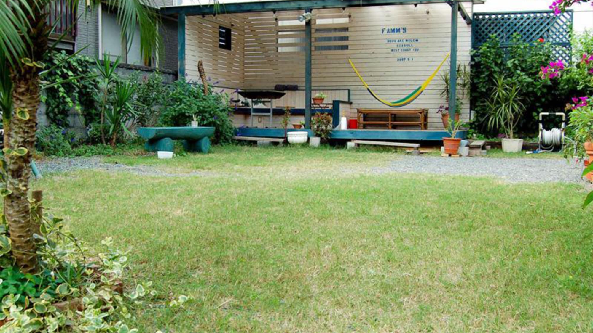 [Dog run] A 230m2 dog run adjacent to the inn with a large covered wooden deck