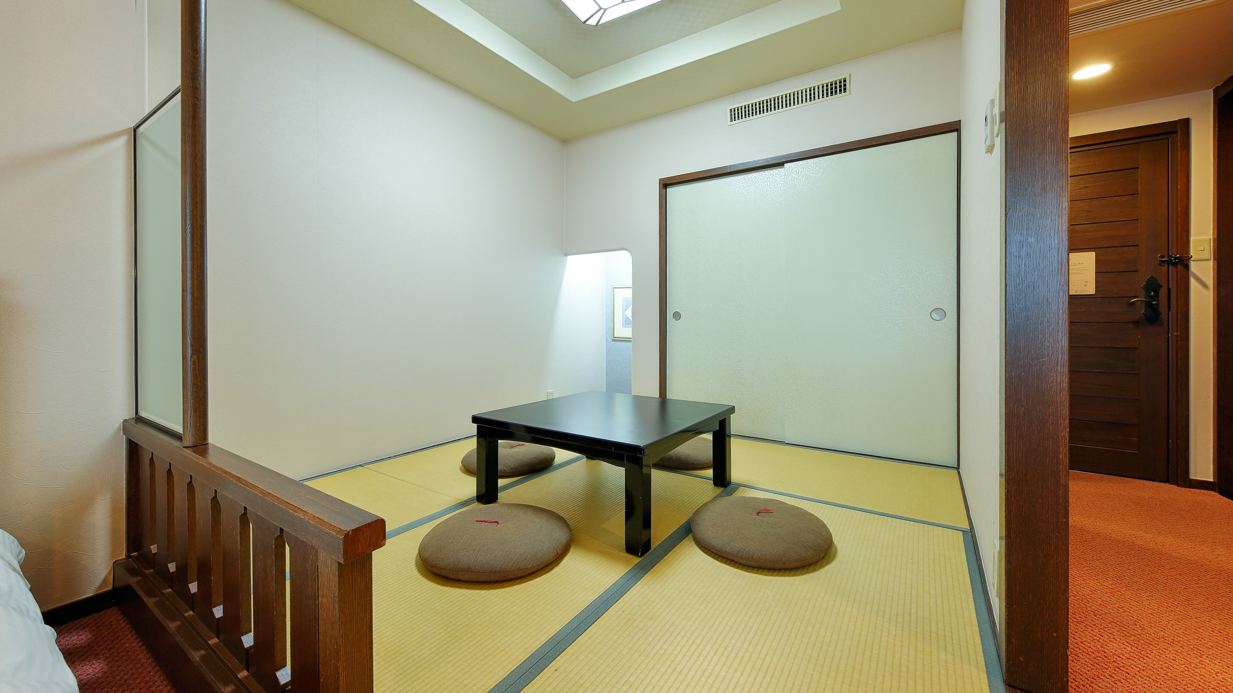 [Japanese-Western style room] Twin bed + Japanese-style room 4 and a half tatami mats (capacity of 4 people)