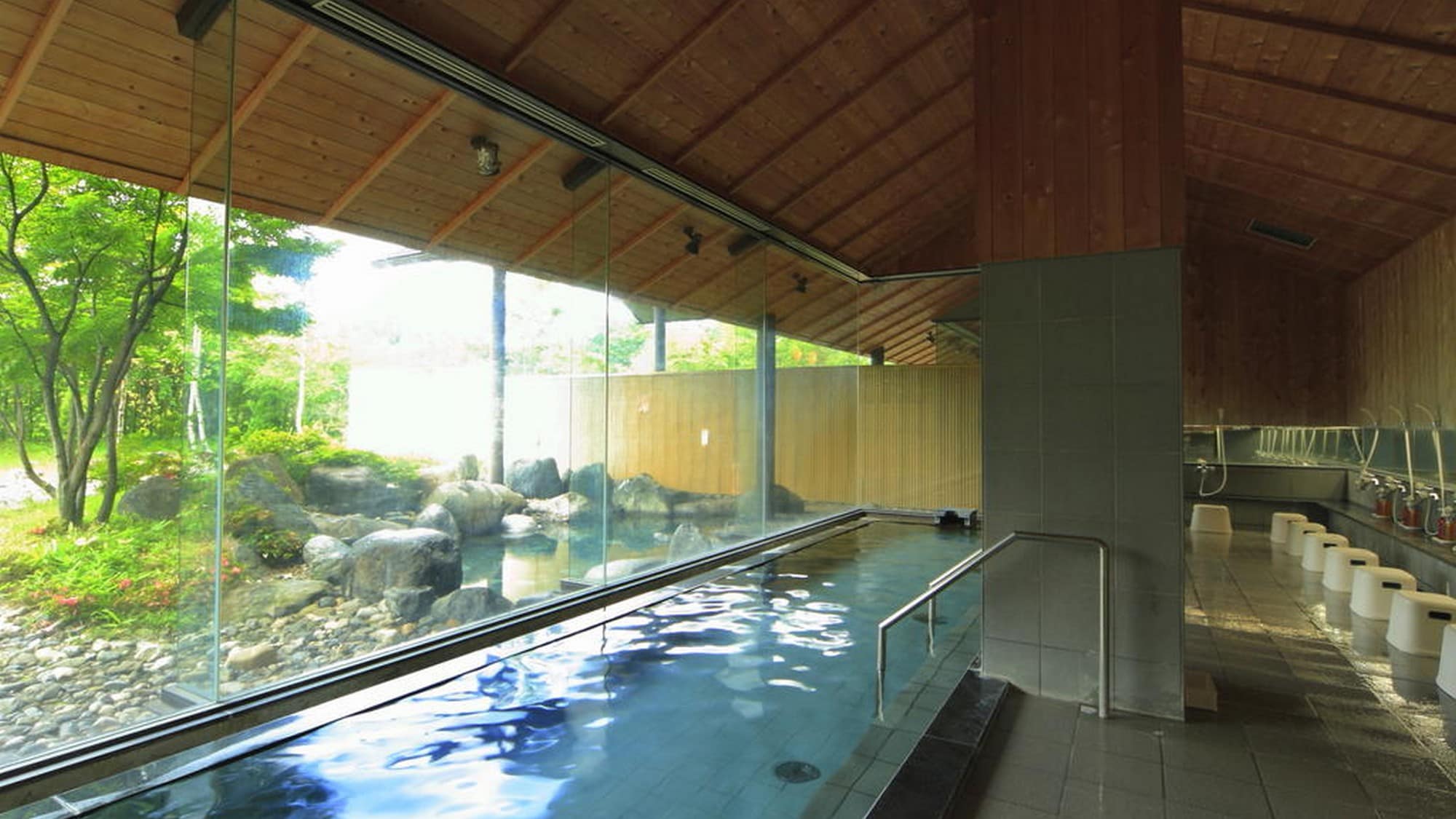 The bathtub in the large communal bath is spacious and spacious. Please stretch your legs and enjoy the hot springs.