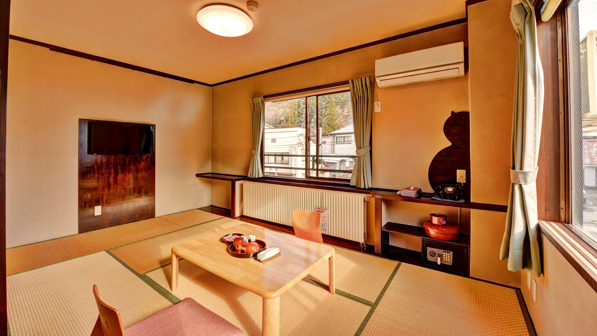 [Example of a 7.5 tatami Japanese-style room] This is an independent room located above the entrance to the inn with no adjacent rooms.