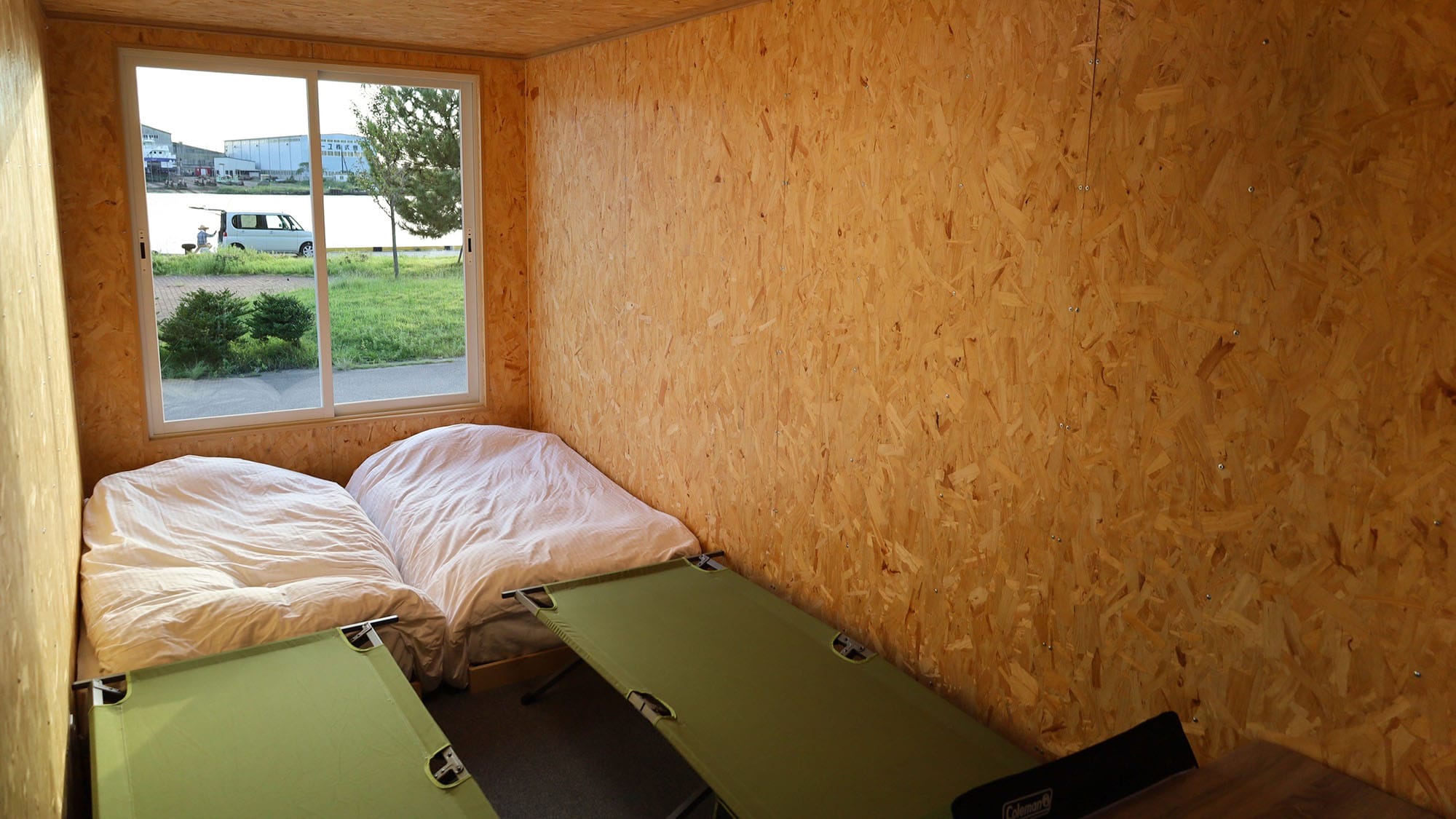 ・[Accommodation building] The rooms are equipped with air conditioners, refrigerators, and beds. You can enjoy an outdoor stay with a hotel feel.