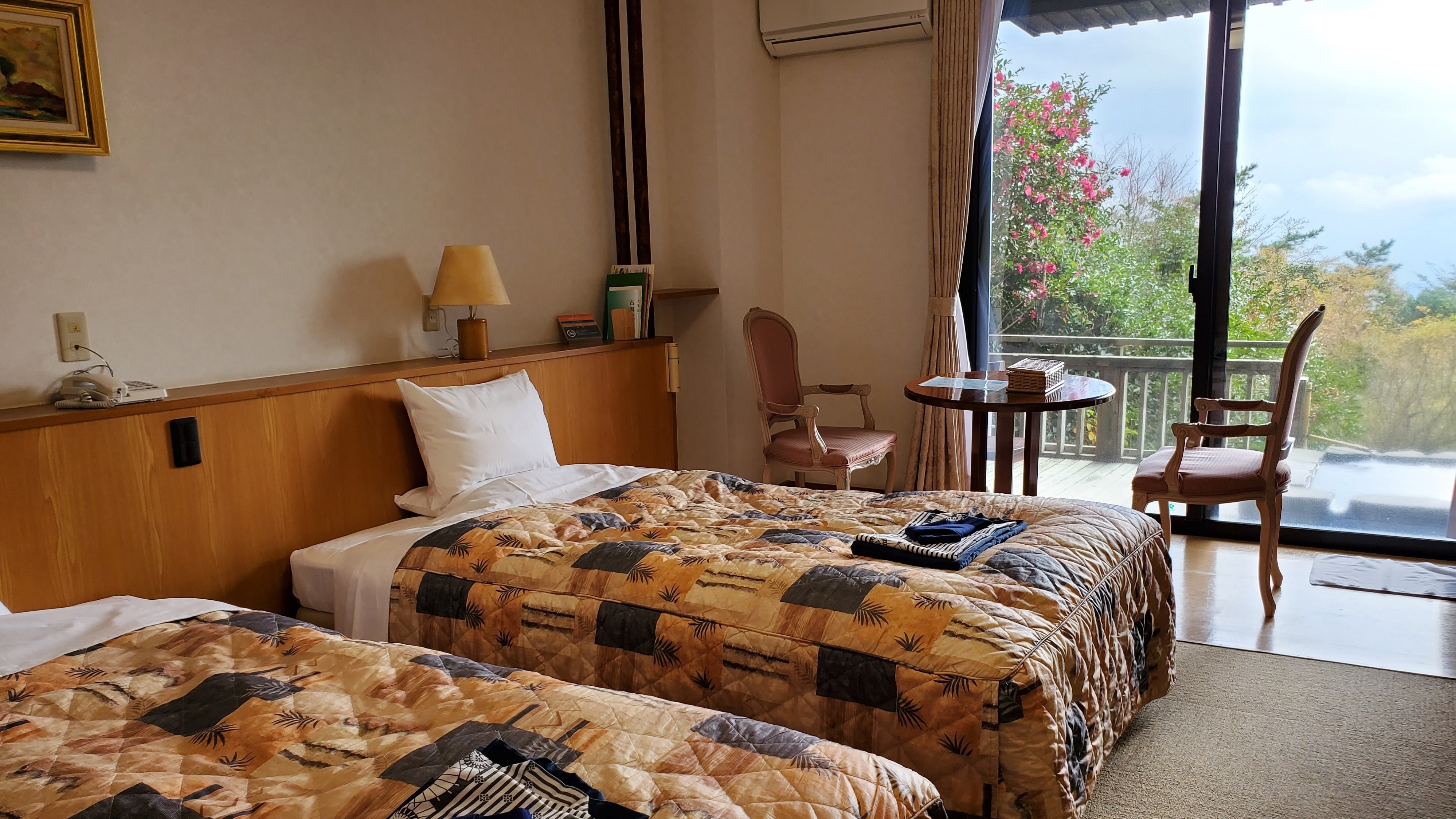 Western-style twin non-smoking room with open-air bath