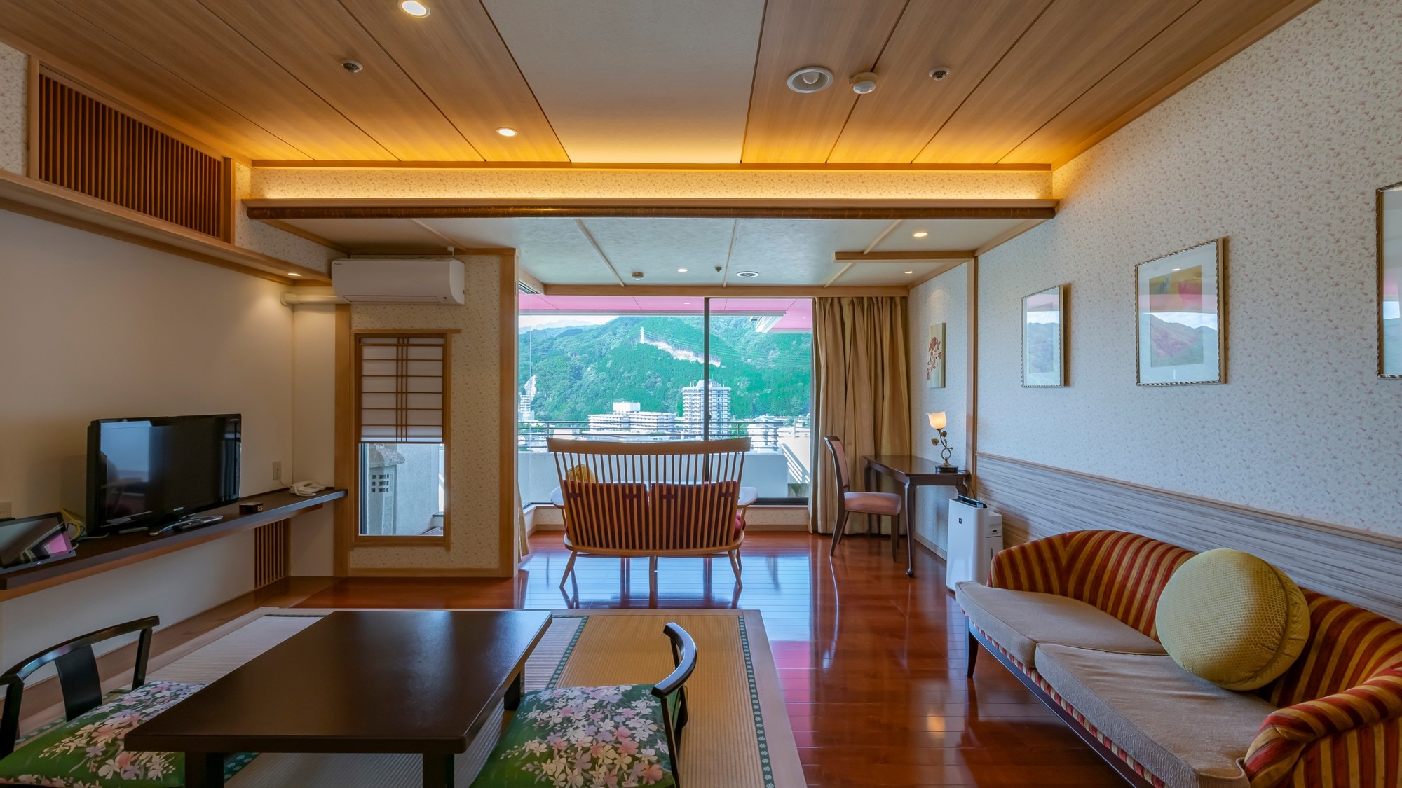 [Main building Western-style luxury twin room] A room with a spacious living space.