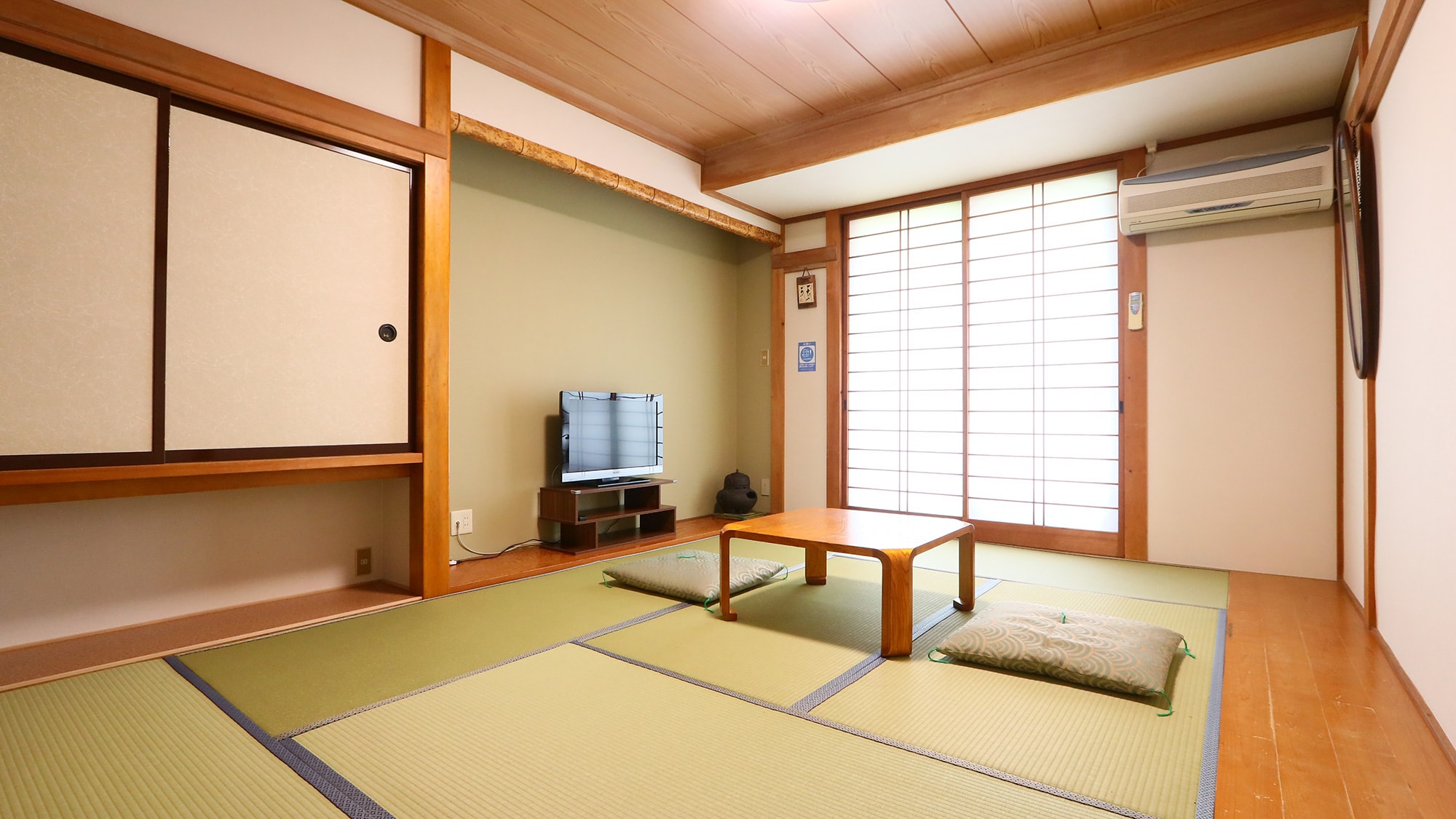Japanese-style room ◆ A room with a view of Lake Kawaguchi ♪