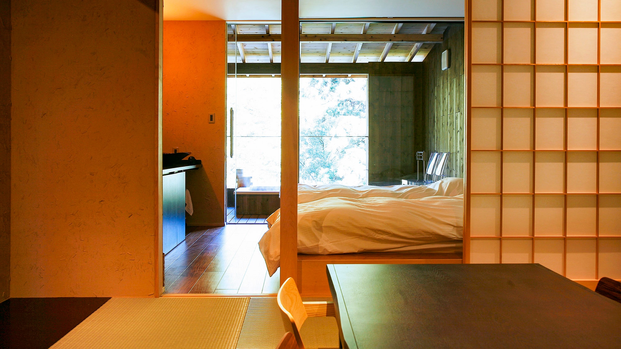 ・[ตัวอย่างห้องพัก Suou] ห้องอาบน้ำกึ่งเปิดโล่งพร้อมระเบียง + ห้องสไตล์ญี่ปุ่นขนาด 8 เสื่อทาทามิ + ห้องเตียงแฝด