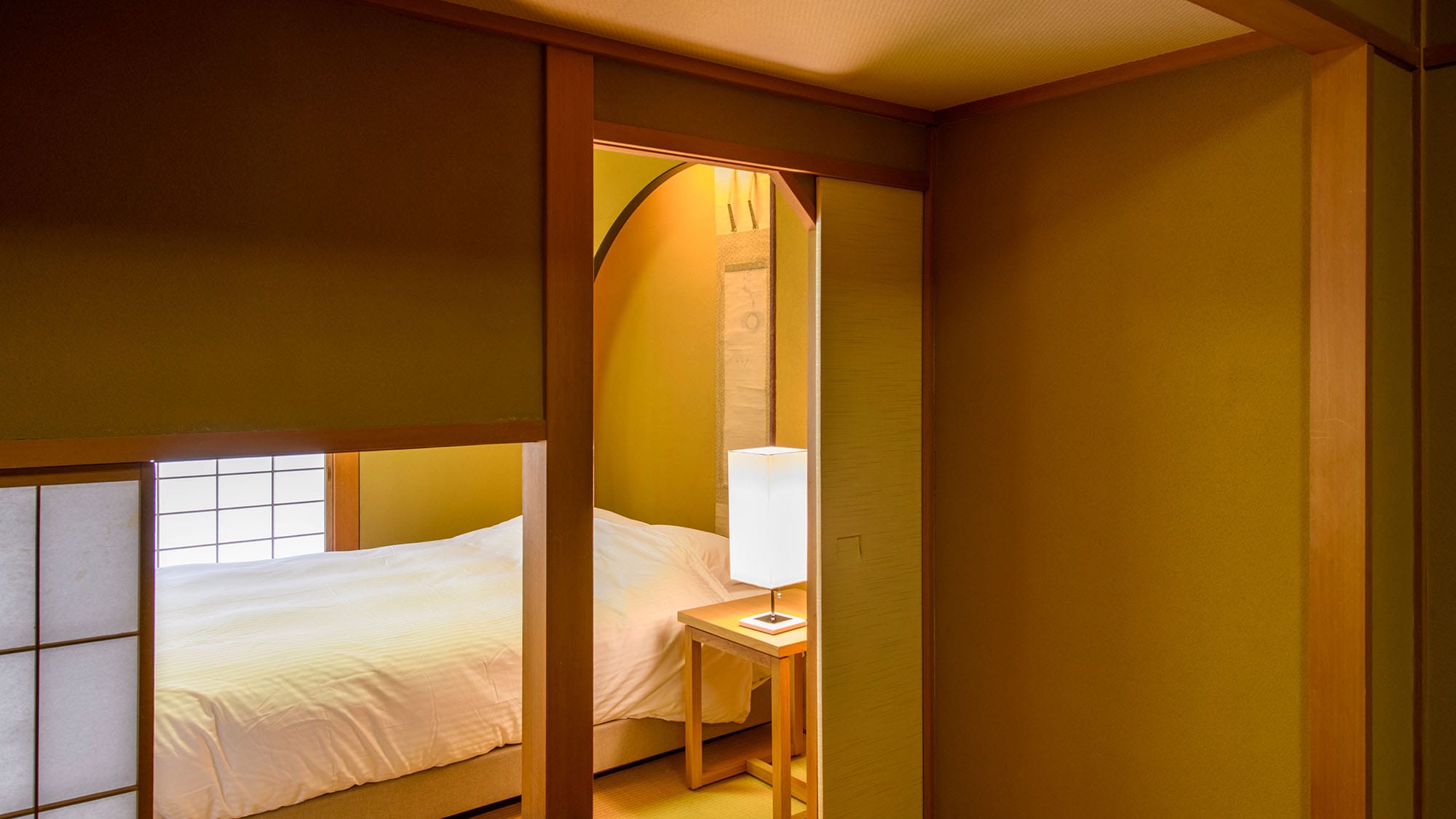 [Autumn Room - Standard Japanese-Western Style Room] Enjoy a luxurious sleep in a large queen-size bed.