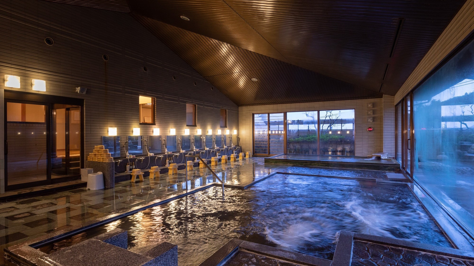 [Large communal bath (male)] Men's indoor baths are available in lukewarm water at around 40 ° C and hot water at around 42 ° C. Hot water bath