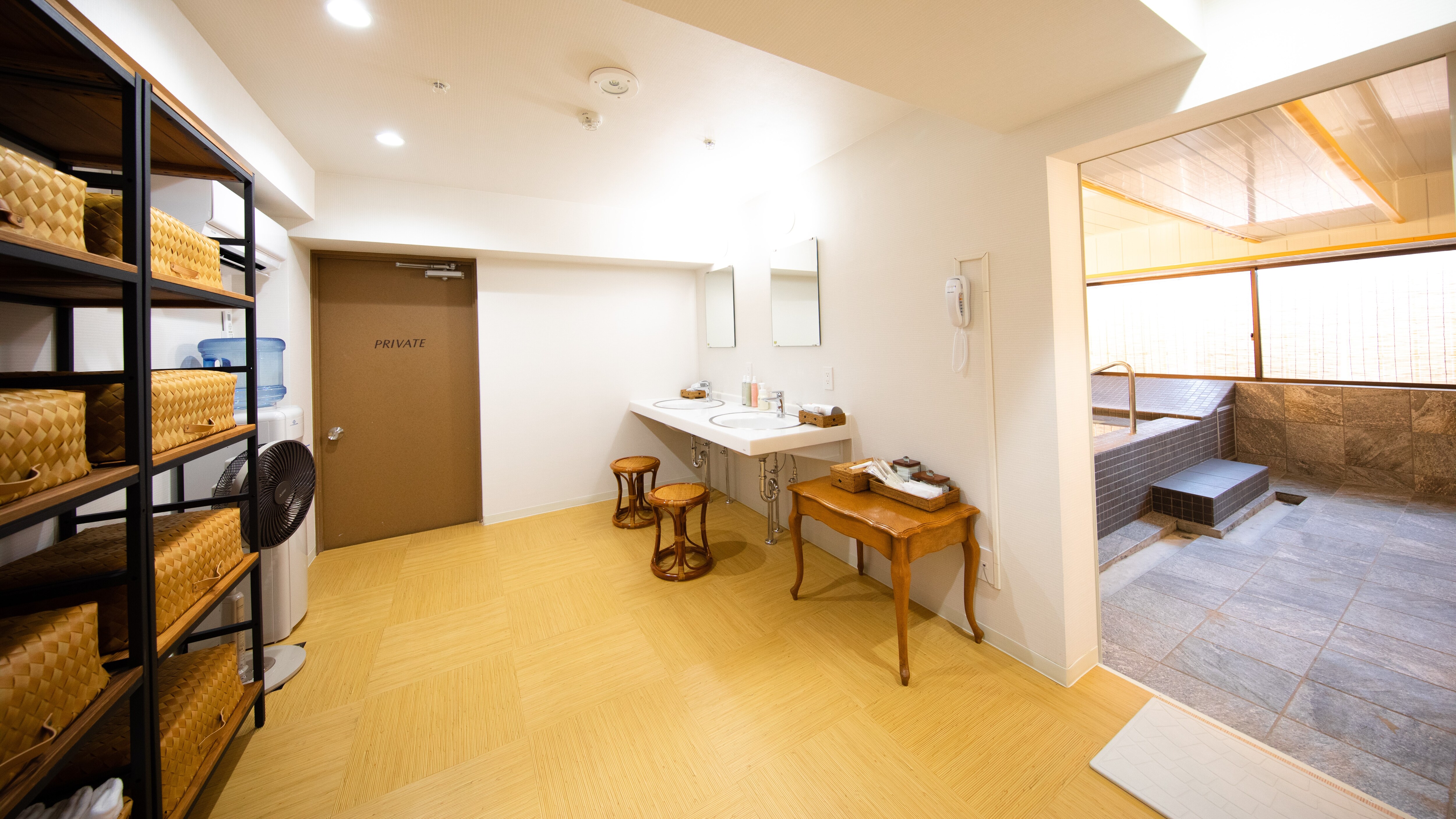 (16: 9) Large communal bath ③