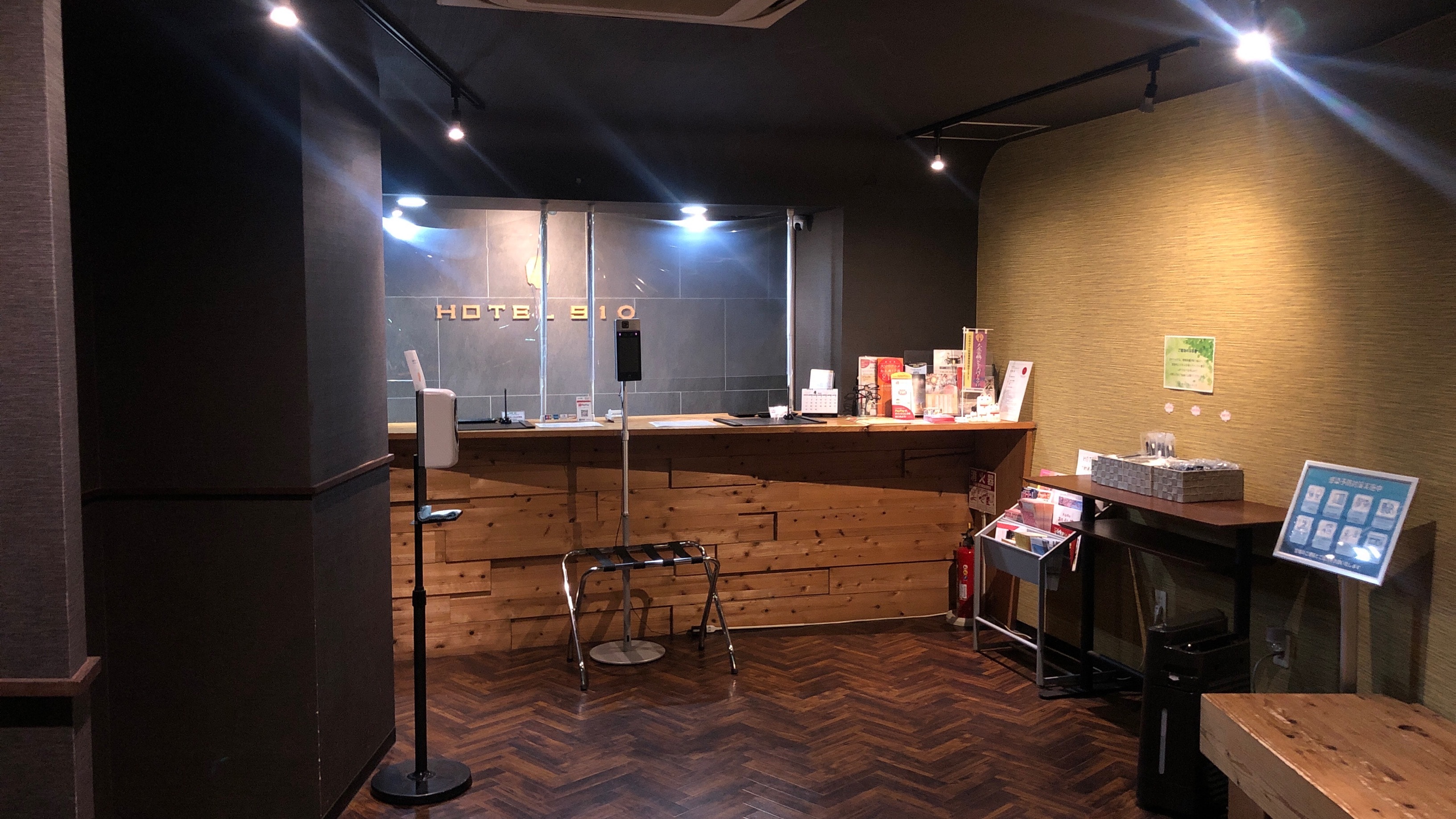 Front desk/lobby
