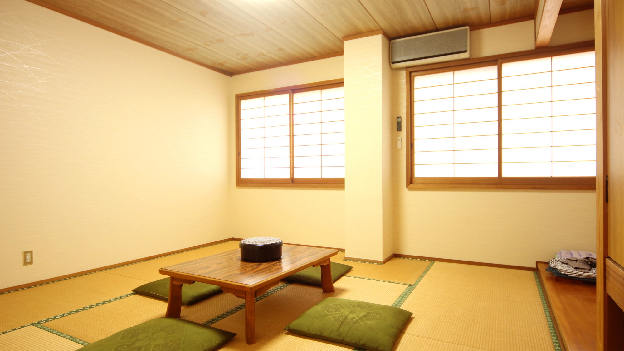 Main building Japanese-style room (example of a guest room) Relax and unwind in a room filled with the faint scent of tatami mats.