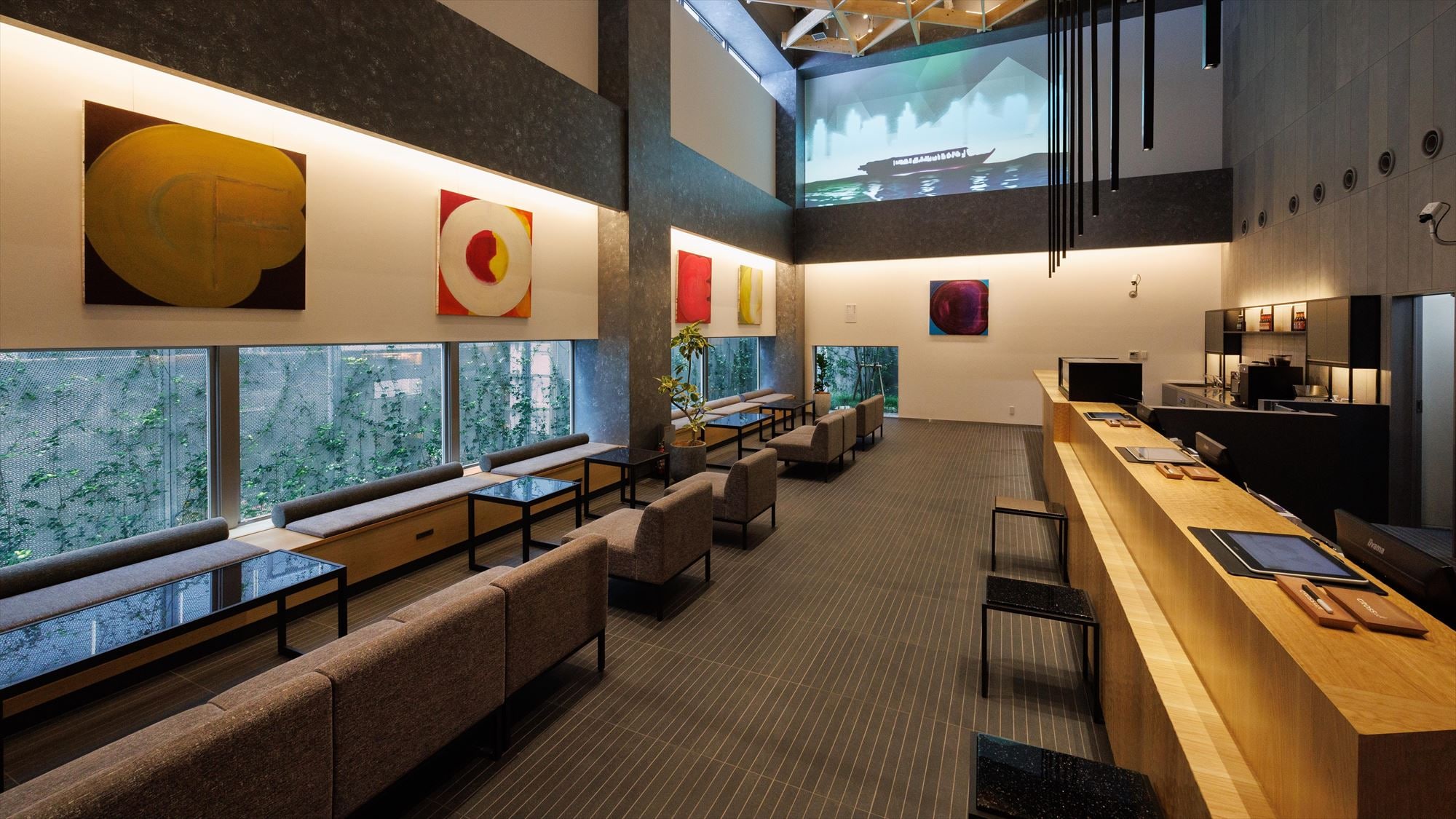 [Lobby] The ceiling with the motif of Okawa Kumiko brings even more excitement with day and night lighting effects.