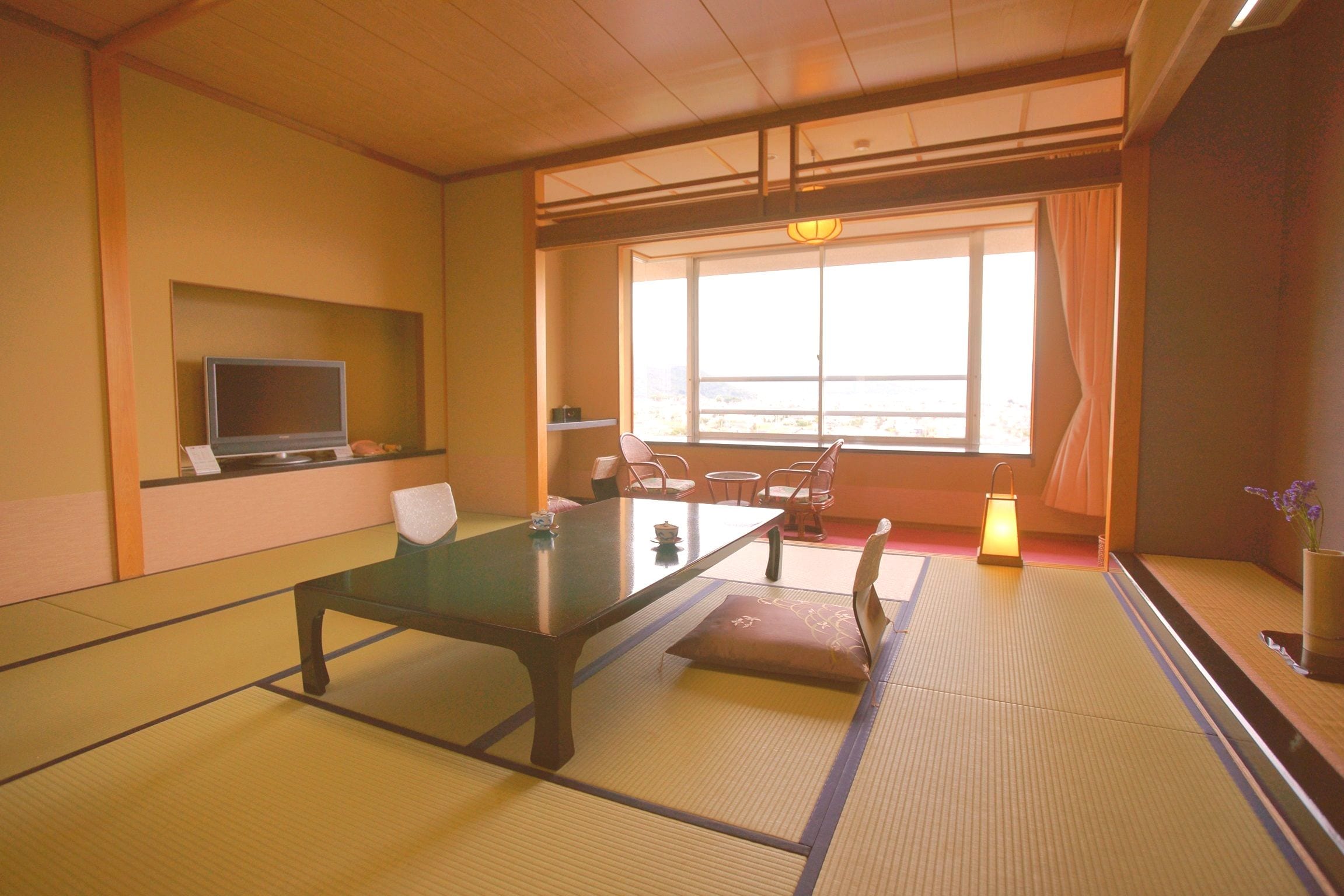 You can overlook Mt. Fuji and the Kofu Basin from the large windows.
