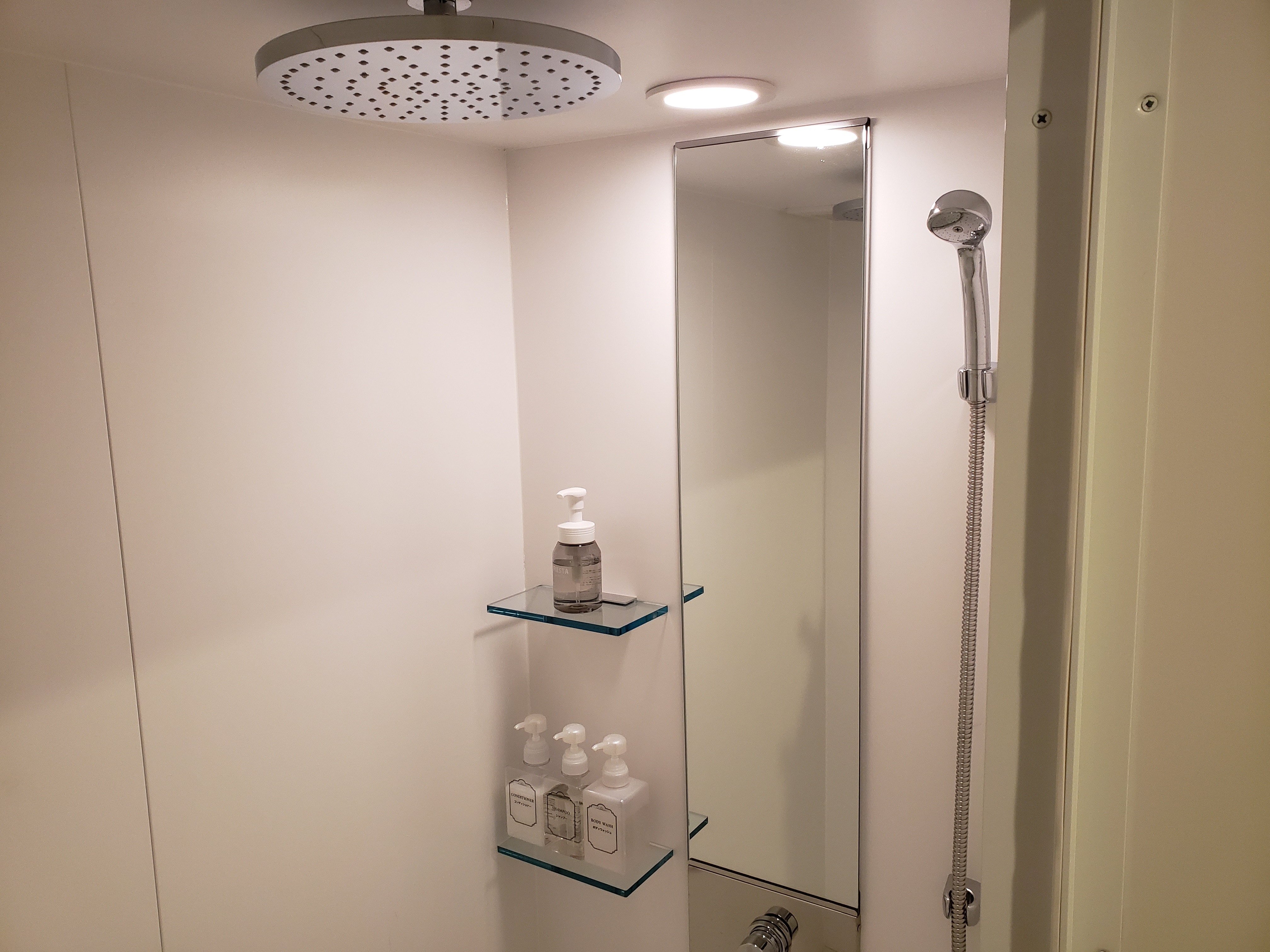 6th and 7th floors: Shower rooms in twin and double rooms