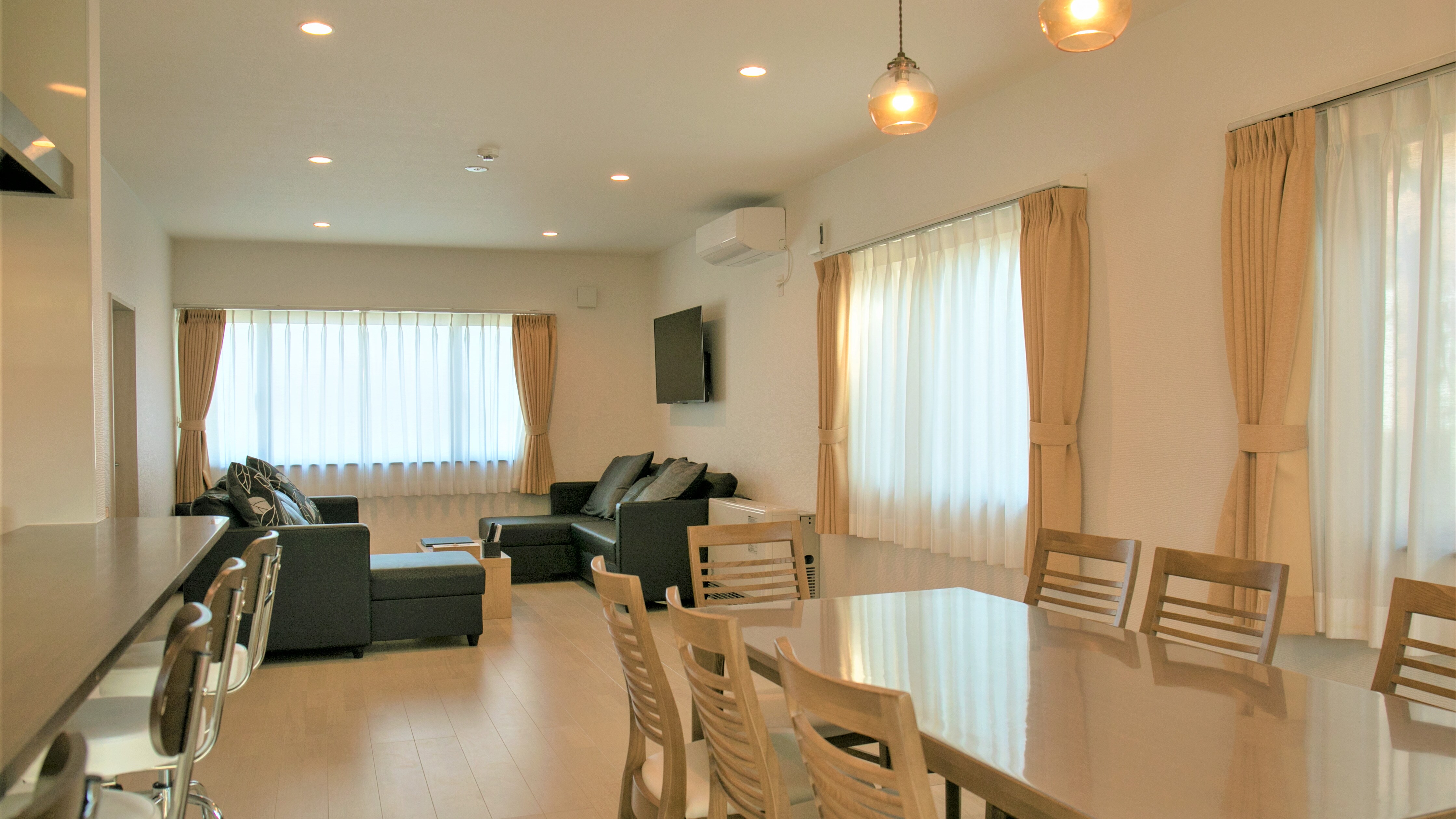 ■ Living/dining room