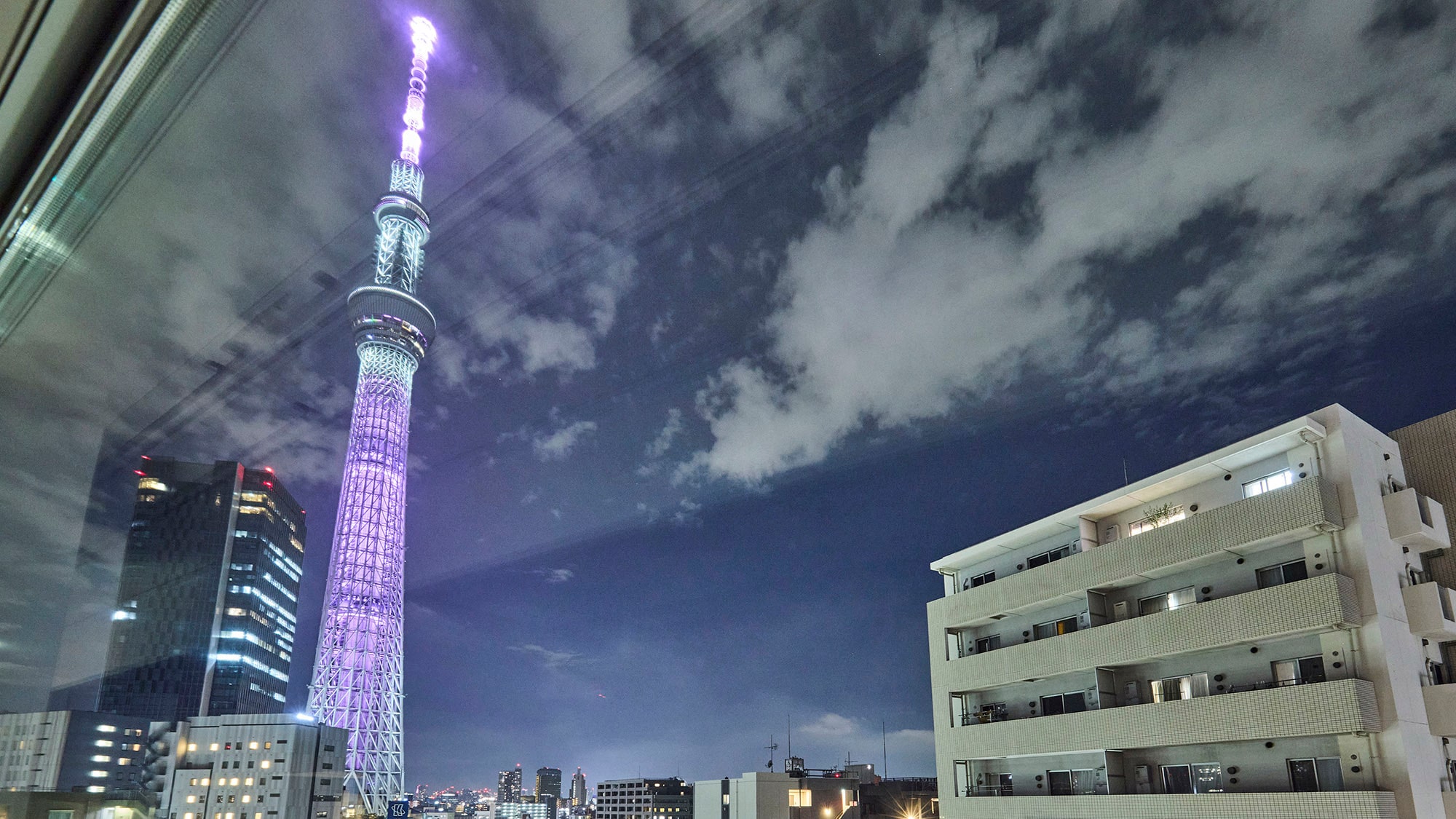 Atelier Suite | Nikmati Tokyo Skytree® yang bersinar di langit malam sendirian, menciptakan pengalaman menginap yang istimewa.
