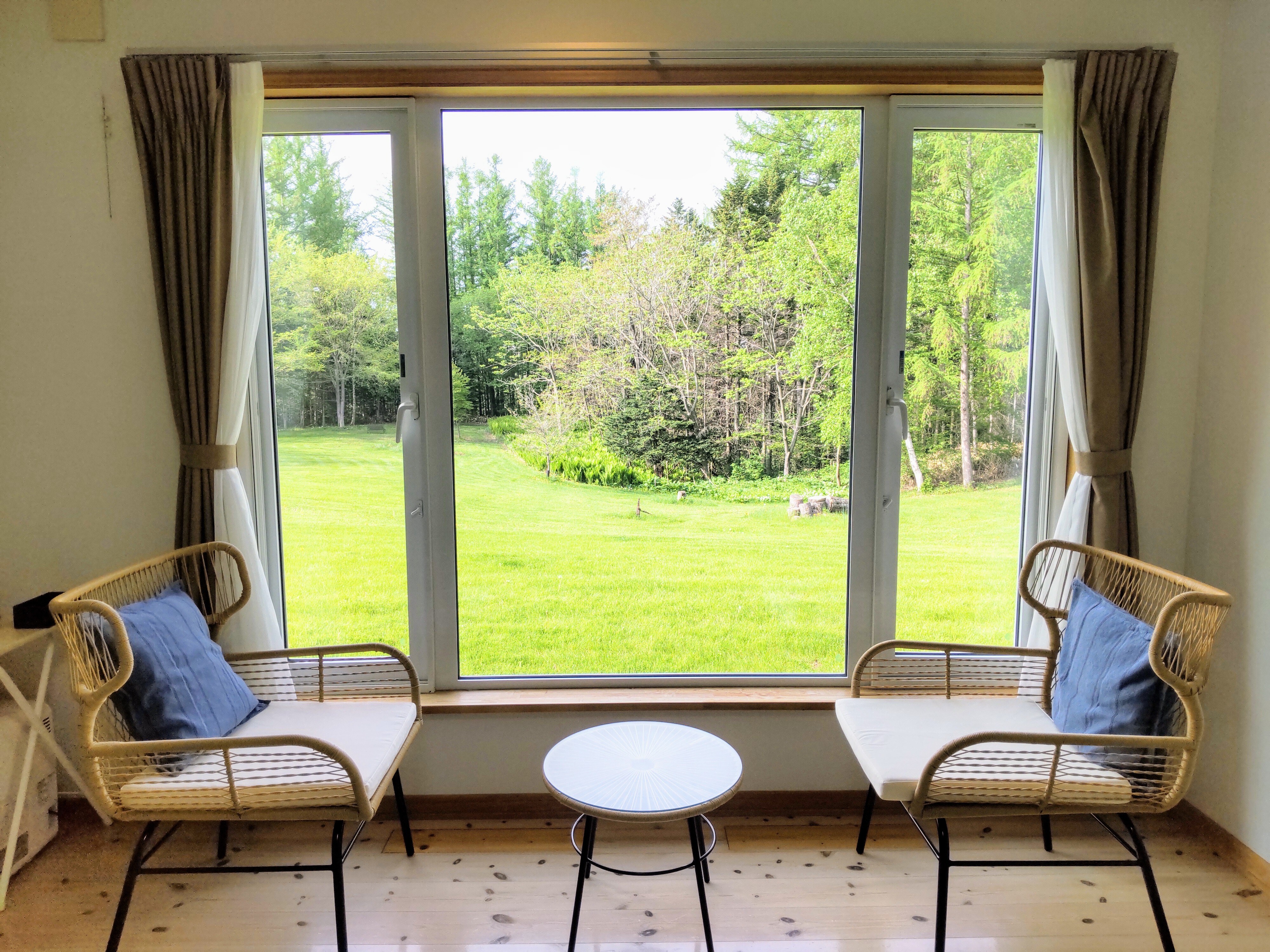 The spacious Japanese-style rooms feature Ryukyu tatami mats. All rooms are on the first floor. A vast garden and a starry sky can be seen right in front of you.