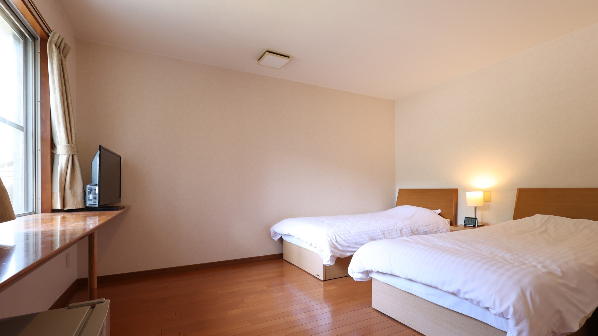 Kamar twin bergaya Barat, pinggir jalan, 25,2 meter persegi <bebas rokok>