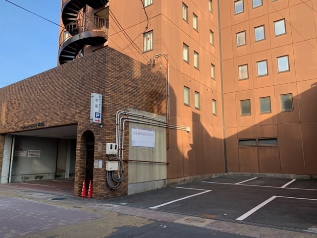 ทางเข้าที่จอดรถที่ 1 และ 2