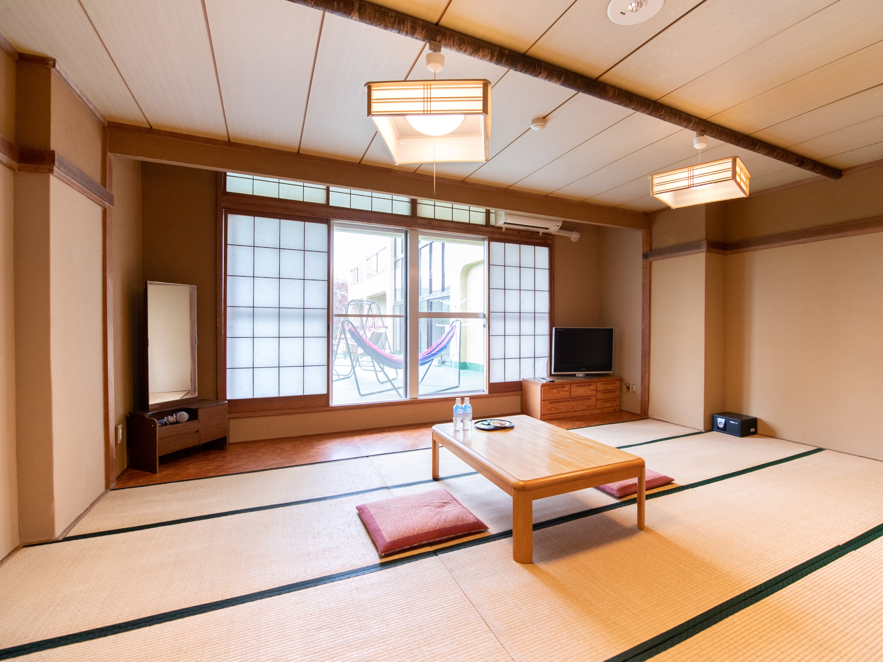 Japanese-style room 1 & minus; 3 people