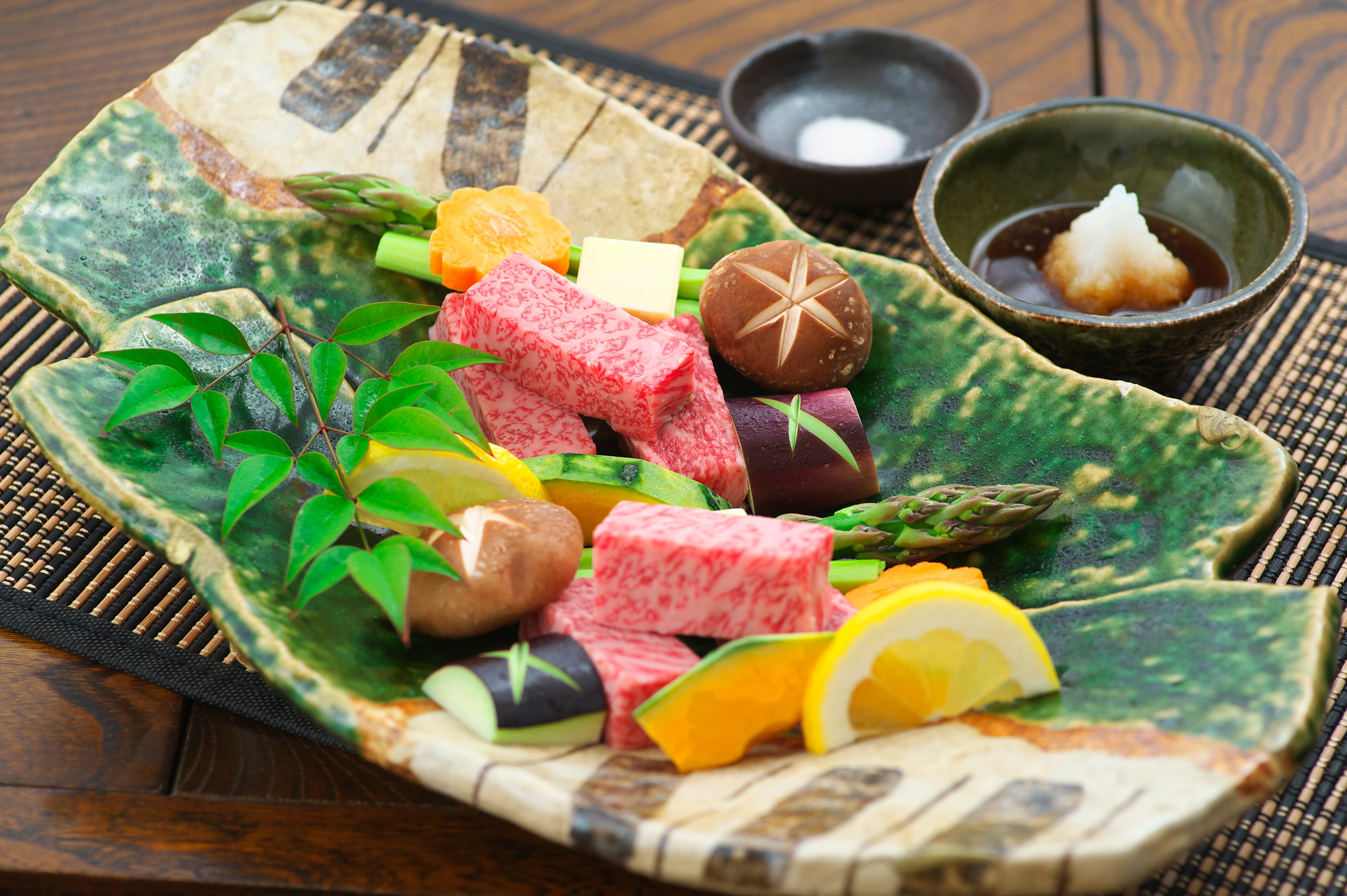 Thịt bò Hida nướng trên gạch