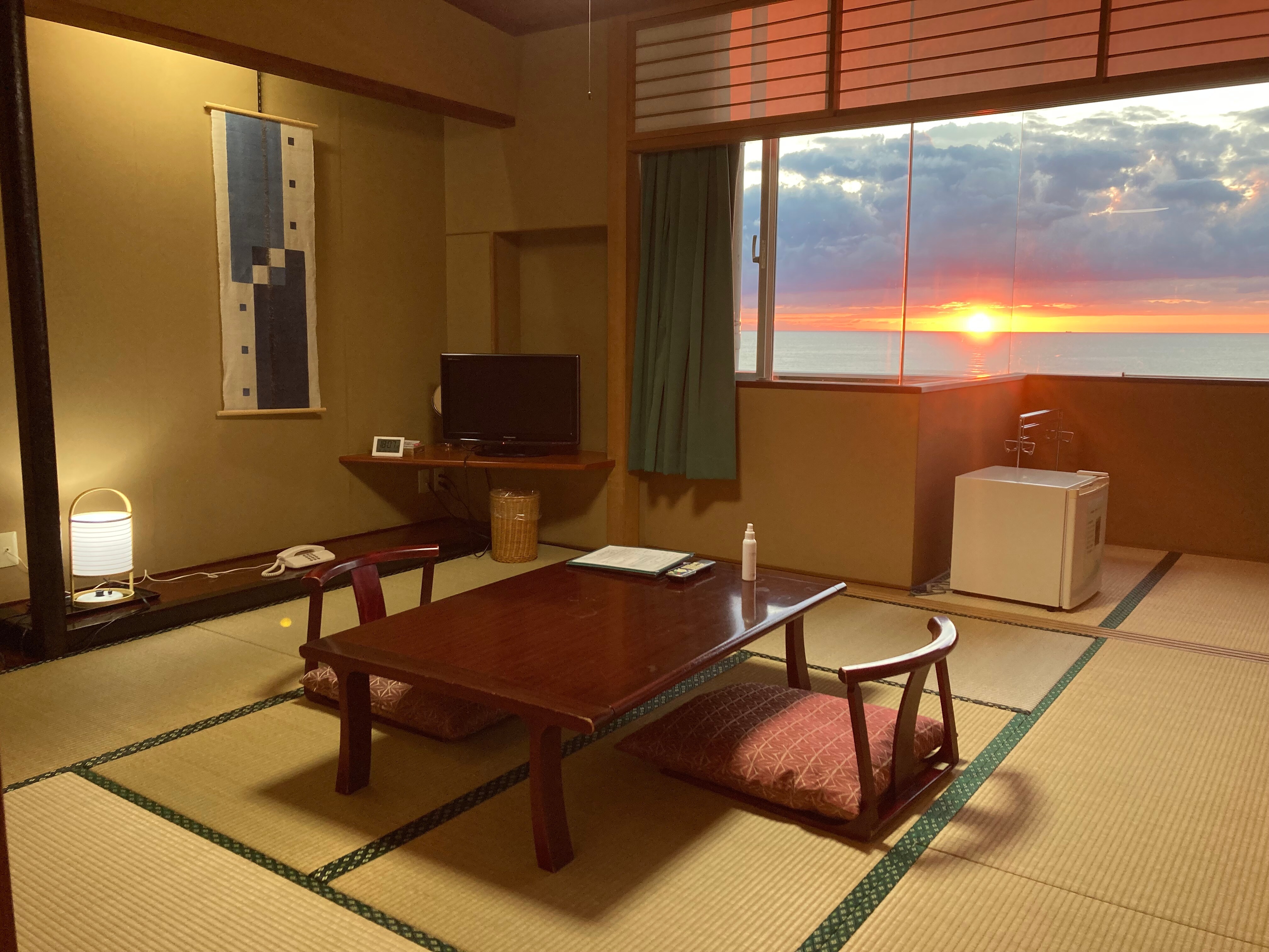 Ocean-side non-smoking Japanese-style room (8 tatami mats)