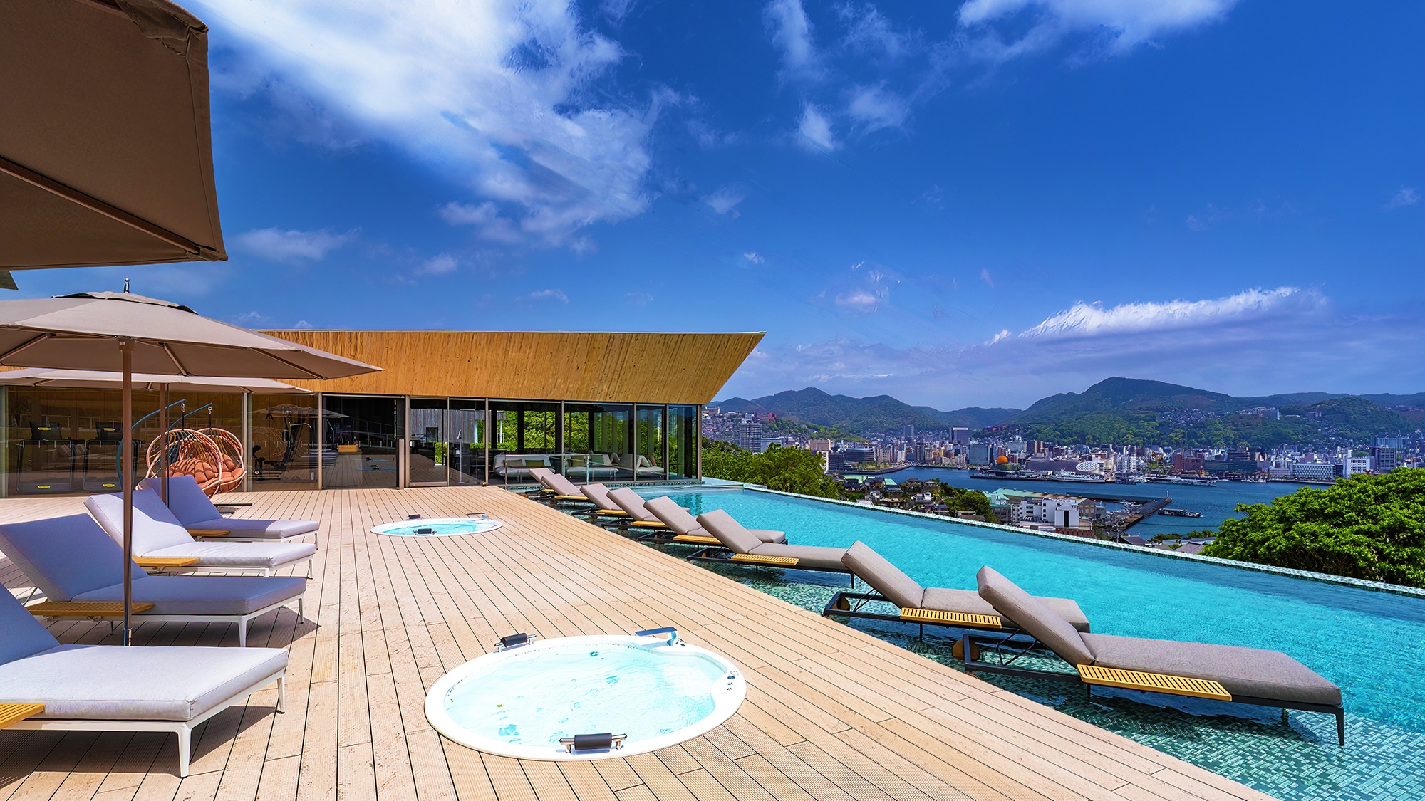 ■Newly opened in April 2011■ [Infinity Pool Area] A panoramic view of Nagasaki cityscape and its night view from the middle of Mount Inasa
