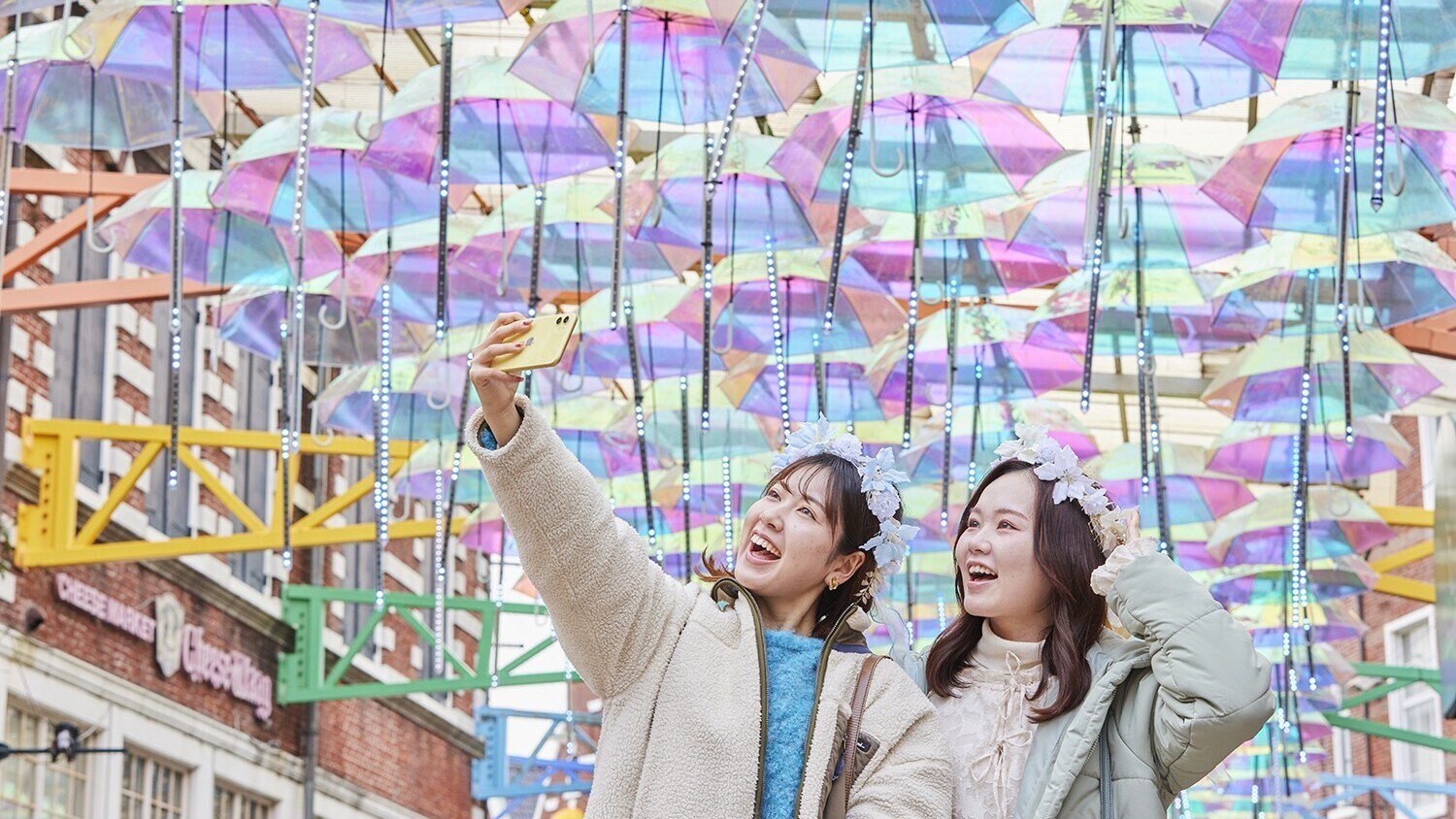 Take a memorable photo on Umbrella Street, where about 700 umbrellas decorate the sky above. (*Last year's photo)