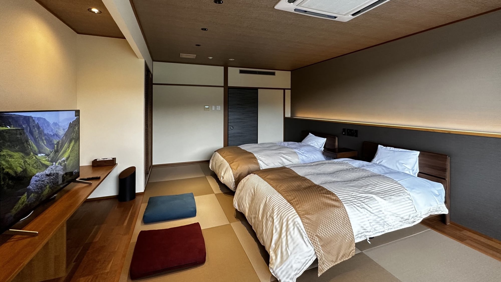【モダン和洋室】和の癒しと快適な休息をもたらすベッドが揃う、安らぎの空間です。