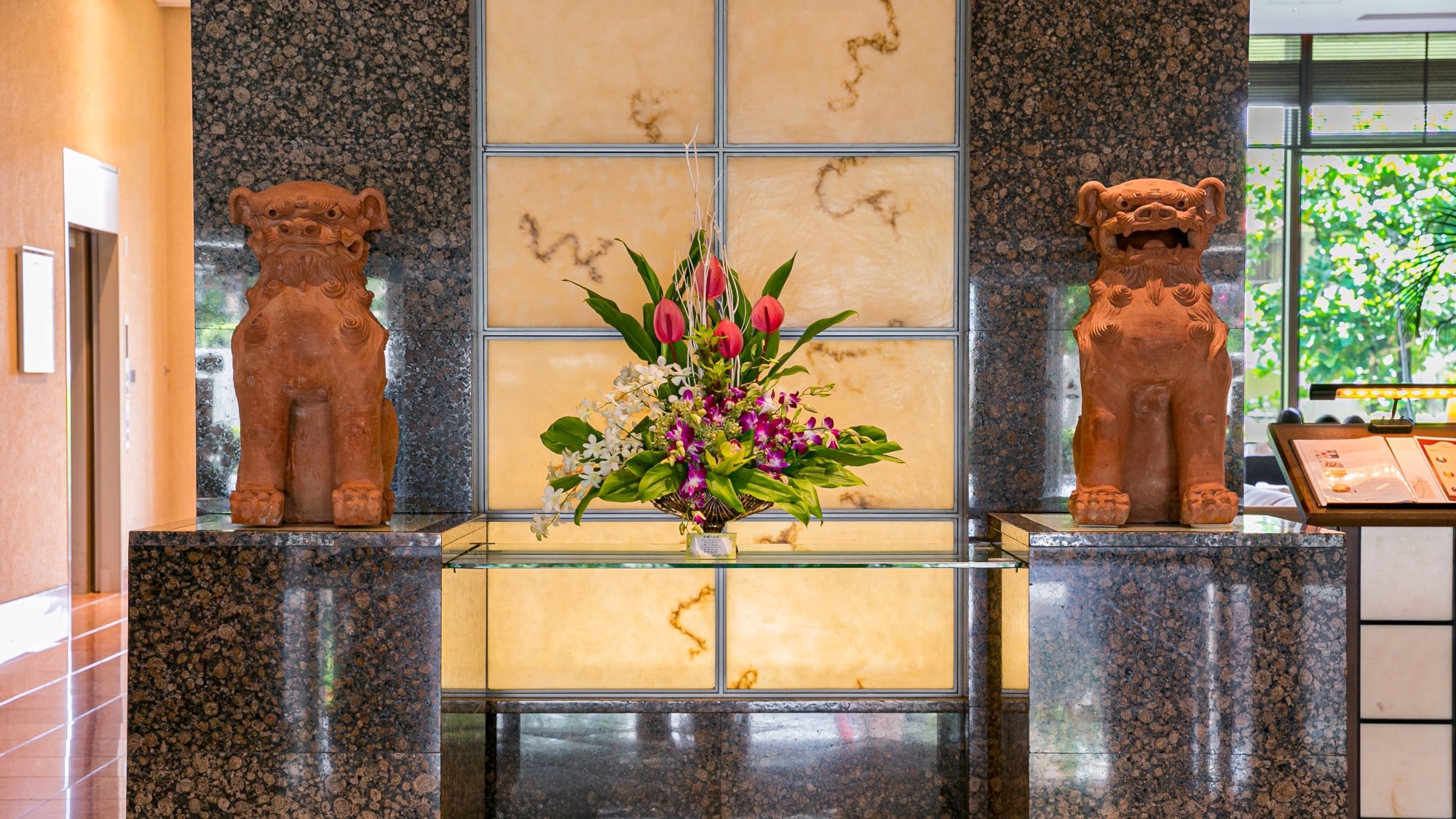 [Lobby & Front Desk]