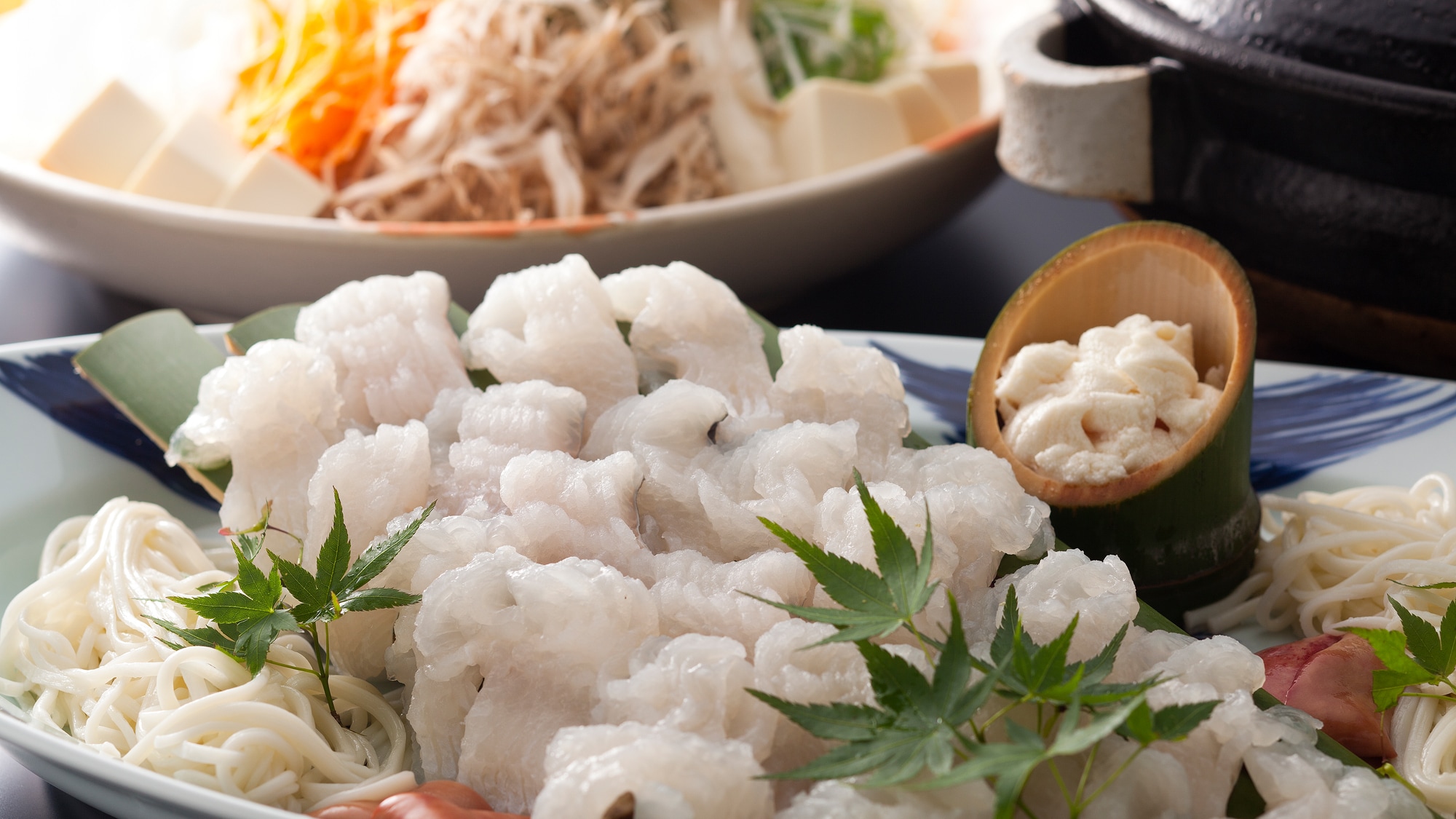 “Conger conger suki nabe” direbus dengan bawang Awaji dan warishita terkenal sebagai hidangan lokal Pulau Awaji ≪Gambar hidangan≫