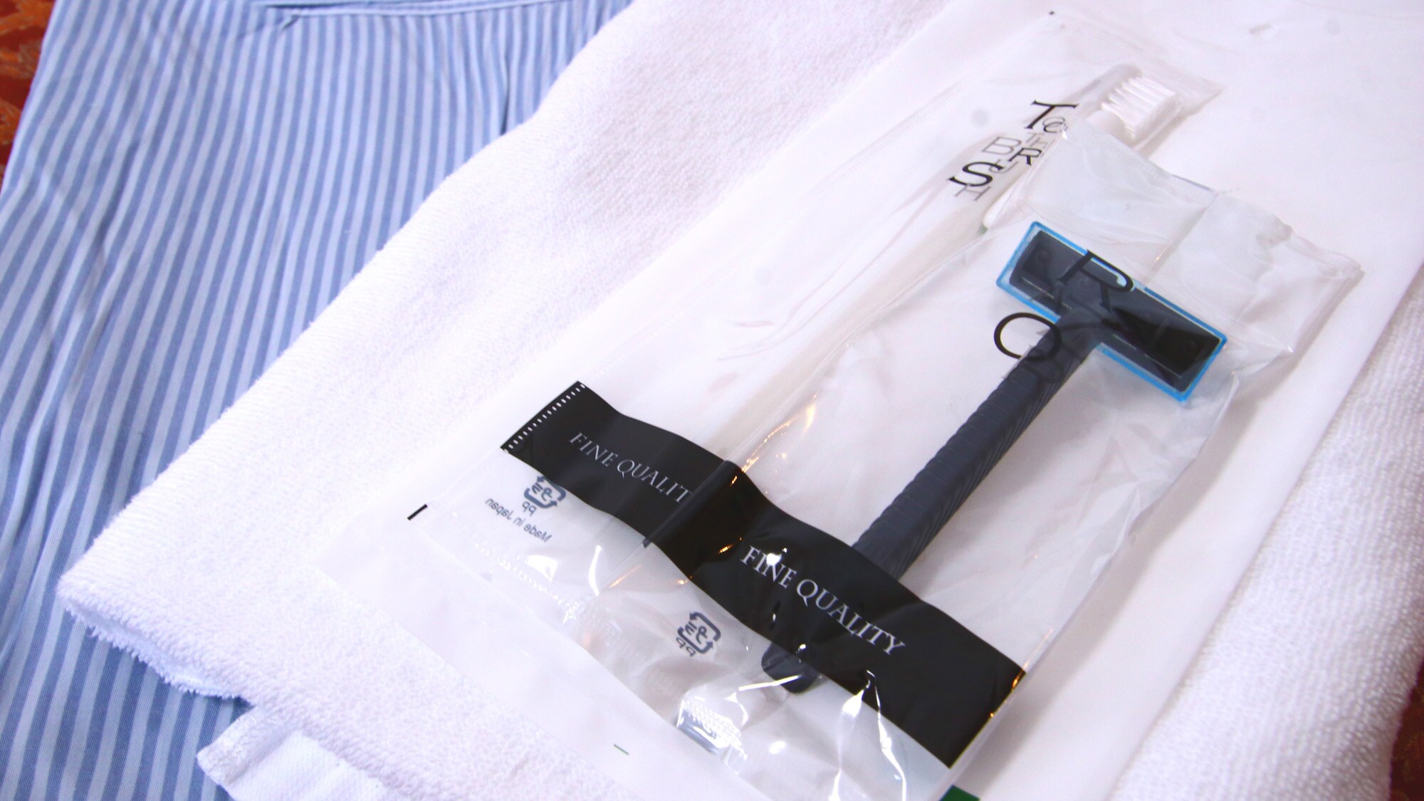 Amenities <bath towel, face towel, toothbrush, razor>
