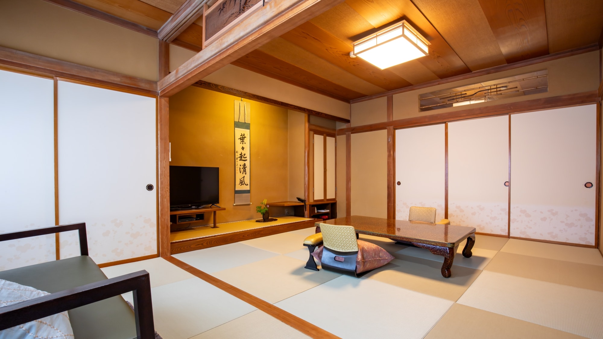 * [Ví dụ về một phòng / Phòng kiểu Nhật 10 chiếu tatami Hakuba (tầng 2)] Duỗi thẳng chân trên chiếu tatami và thư giãn thoải mái.