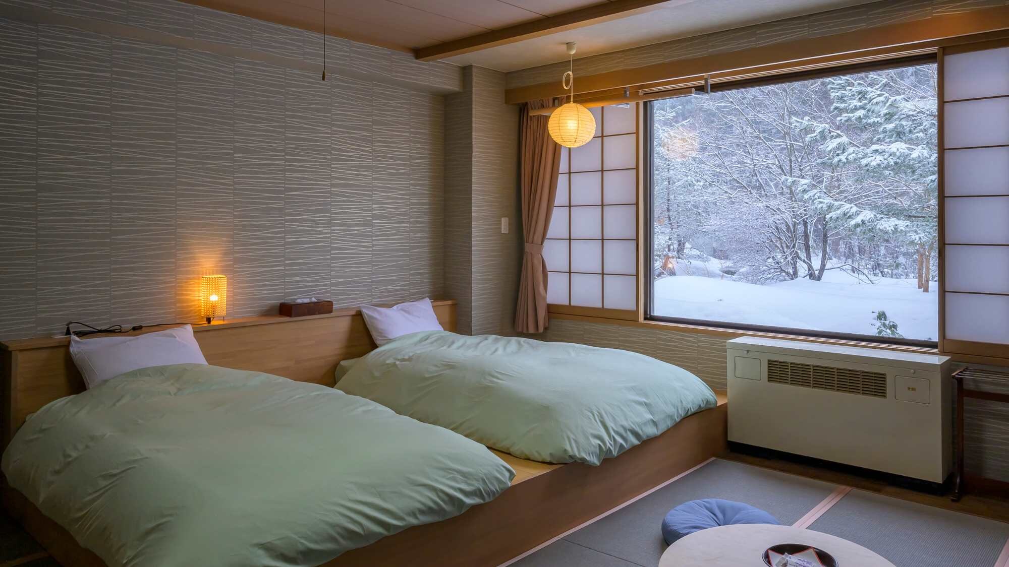 [ห้องพักแบบญี่ปุ่นผสมตะวันตกแสนสบาย] ห้องพักสไตล์ญี่ปุ่นแสนสบายปูพื้นด้วยเสื่อทาทามิและมีเตียงคู่