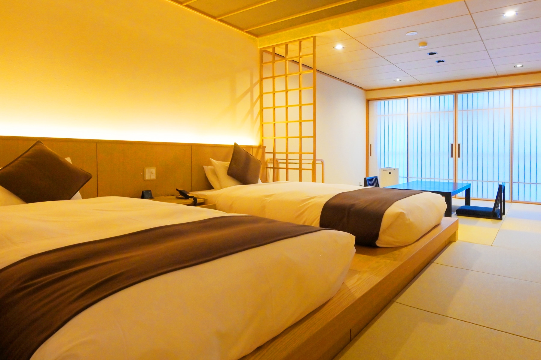 （城鎮邊別墅/10 榻榻米日式客房）最多可容納 4 人，配有 2 張普通床 + 額外的蒲團。柔和的燈光營造出舒緩的空間