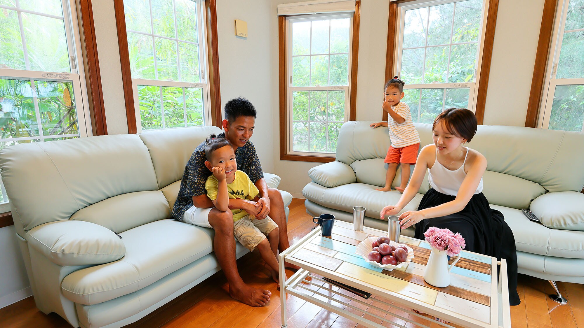 ・[Royal] A dining room with a spacious sofa. Relax with your family or friends without worrying about time.